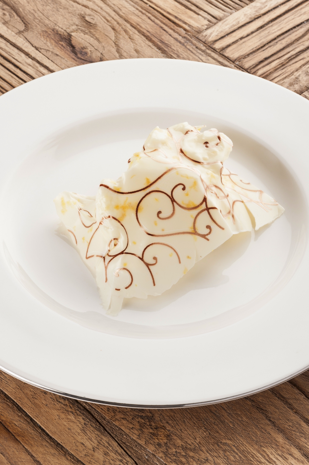 Galleria fotografica






Snacks della cena di Camanini: Alga nori e mortadella, Riso soffiato, nero di seppia e Parmigiano tostato all’anice stellato (tutte le foto sono di Brambilla-Serrani)









Gambero, olio di semi di fragola, Campari









Mandorla e gin









Spaghettone al burro e lievito









Cacio e pepe in vescica









Brodo di pesce azzurro









Trombette della morte, marsala invecchiato, collagene, fondo di faraona, cacao









Gelato al latte di montagna






