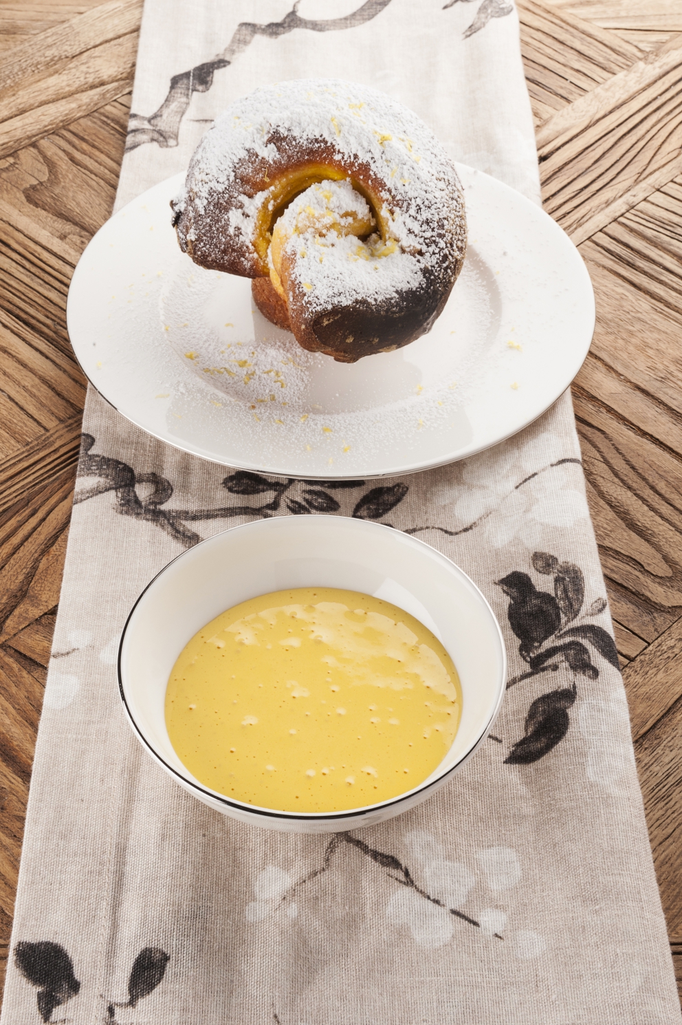 Galleria fotografica






Snacks della cena di Camanini: Alga nori e mortadella, Riso soffiato, nero di seppia e Parmigiano tostato all’anice stellato (tutte le foto sono di Brambilla-Serrani)









Gambero, olio di semi di fragola, Campari









Mandorla e gin









Spaghettone al burro e lievito









Cacio e pepe in vescica









Brodo di pesce azzurro









Trombette della morte, marsala invecchiato, collagene, fondo di faraona, cacao









Gelato al latte di montagna









Meringa al cioccolato bianco






