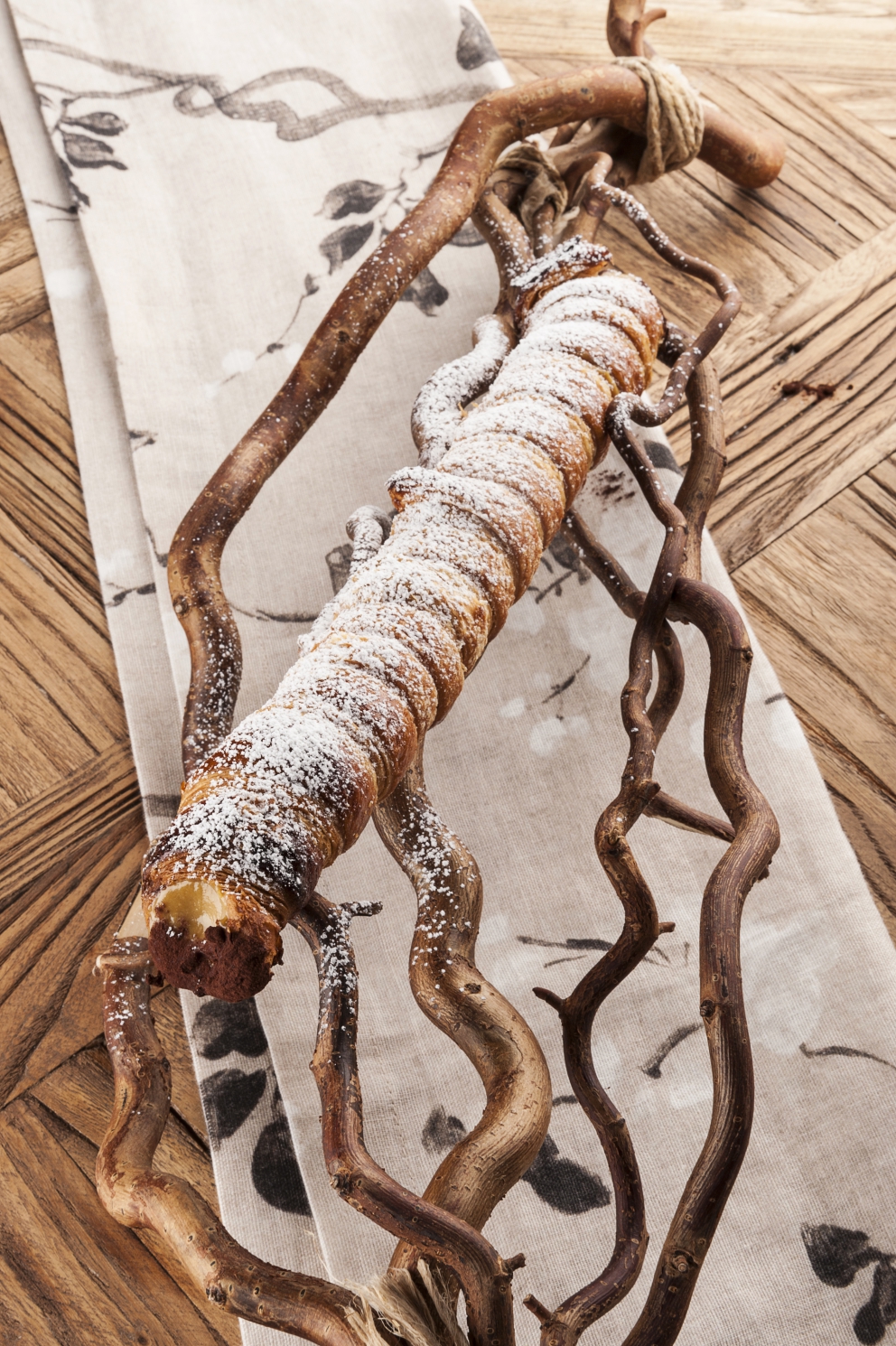 Galleria fotografica






Snacks della cena di Camanini: Alga nori e mortadella, Riso soffiato, nero di seppia e Parmigiano tostato all’anice stellato (tutte le foto sono di Brambilla-Serrani)









Gambero, olio di semi di fragola, Campari









Mandorla e gin









Spaghettone al burro e lievito









Cacio e pepe in vescica









Brodo di pesce azzurro









Trombette della morte, marsala invecchiato, collagene, fondo di faraona, cacao









Gelato al latte di montagna









Meringa al cioccolato bianco









Torta di rose cotta al momento con zabaione al Vov e limoni del Garda






