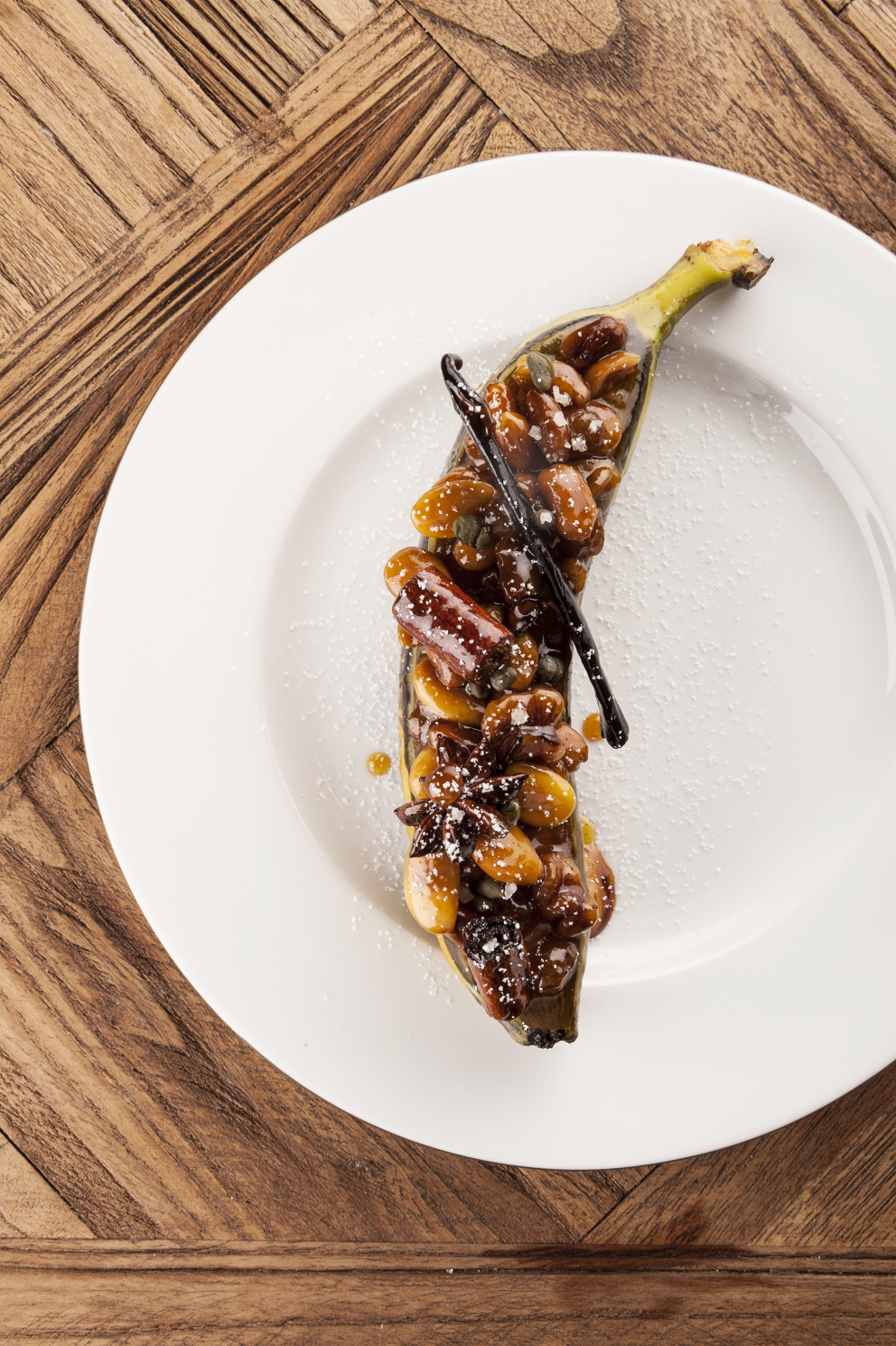 Galleria fotografica






Snacks della cena di Camanini: Alga nori e mortadella, Riso soffiato, nero di seppia e Parmigiano tostato all’anice stellato (tutte le foto sono di Brambilla-Serrani)









Gambero, olio di semi di fragola, Campari









Mandorla e gin









Spaghettone al burro e lievito









Cacio e pepe in vescica









Brodo di pesce azzurro









Trombette della morte, marsala invecchiato, collagene, fondo di faraona, cacao









Gelato al latte di montagna









Meringa al cioccolato bianco









Torta di rose cotta al momento con zabaione al Vov e limoni del Garda









Cannoncino king size ripieno di crema alla noce di Sorrento e caffè






