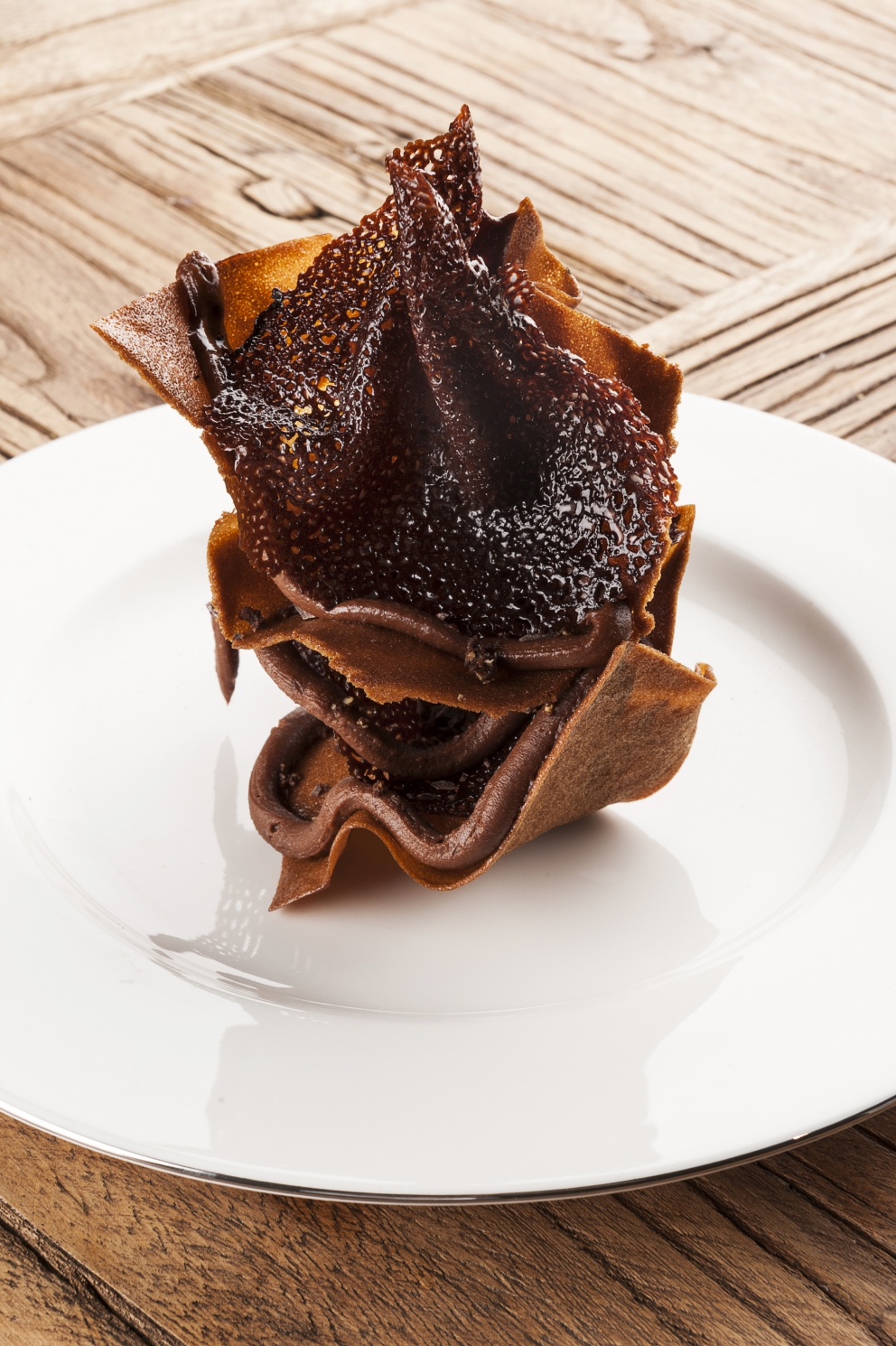 Galleria fotografica






Snacks della cena di Camanini: Alga nori e mortadella, Riso soffiato, nero di seppia e Parmigiano tostato all’anice stellato (tutte le foto sono di Brambilla-Serrani)









Gambero, olio di semi di fragola, Campari









Mandorla e gin









Spaghettone al burro e lievito









Cacio e pepe in vescica









Brodo di pesce azzurro









Trombette della morte, marsala invecchiato, collagene, fondo di faraona, cacao









Gelato al latte di montagna









Meringa al cioccolato bianco









Torta di rose cotta al momento con zabaione al Vov e limoni del Garda









Cannoncino king size ripieno di crema alla noce di Sorrento e caffè









Banana caramellata con frutto della passione, noci, uvetta, capperi tostati, limone sfusato, salvia, cannella e anice stellato






