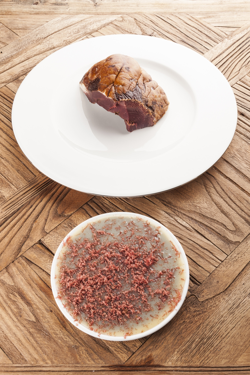 Galleria fotografica






Snacks della cena di Camanini: Alga nori e mortadella, Riso soffiato, nero di seppia e Parmigiano tostato all’anice stellato (tutte le foto sono di Brambilla-Serrani)









Gambero, olio di semi di fragola, Campari









Mandorla e gin









Spaghettone al burro e lievito









Cacio e pepe in vescica









Brodo di pesce azzurro









Trombette della morte, marsala invecchiato, collagene, fondo di faraona, cacao









Gelato al latte di montagna









Meringa al cioccolato bianco









Torta di rose cotta al momento con zabaione al Vov e limoni del Garda









Cannoncino king size ripieno di crema alla noce di Sorrento e caffè









Banana caramellata con frutto della passione, noci, uvetta, capperi tostati, limone sfusato, salvia, cannella e anice stellato









Crosta tostata al cioccolato fondente






