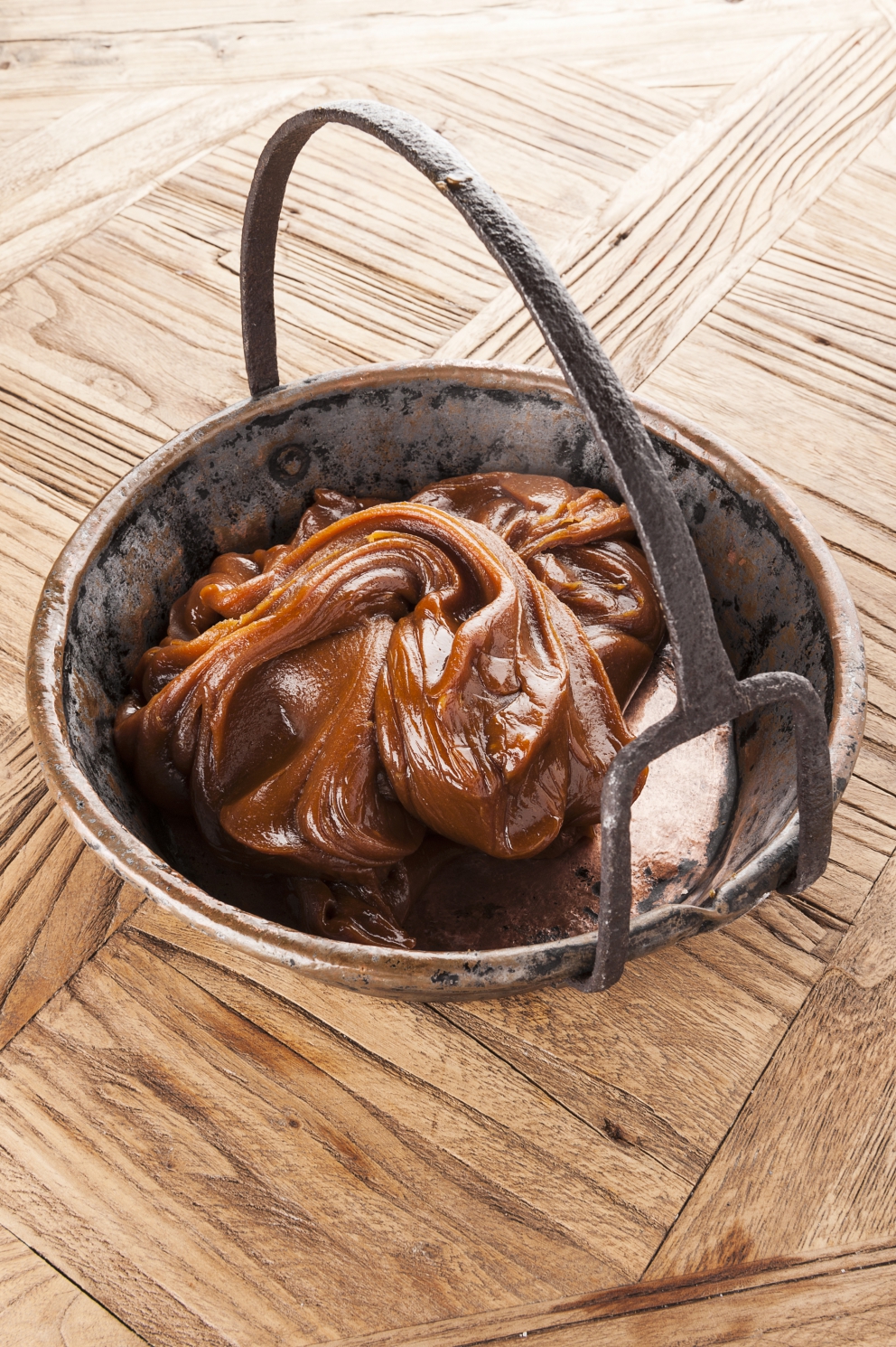 Galleria fotografica






Snacks della cena di Camanini: Alga nori e mortadella, Riso soffiato, nero di seppia e Parmigiano tostato all’anice stellato (tutte le foto sono di Brambilla-Serrani)









Gambero, olio di semi di fragola, Campari









Mandorla e gin









Spaghettone al burro e lievito









Cacio e pepe in vescica









Brodo di pesce azzurro









Trombette della morte, marsala invecchiato, collagene, fondo di faraona, cacao









Gelato al latte di montagna









Meringa al cioccolato bianco









Torta di rose cotta al momento con zabaione al Vov e limoni del Garda









Cannoncino king size ripieno di crema alla noce di Sorrento e caffè









Banana caramellata con frutto della passione, noci, uvetta, capperi tostati, limone sfusato, salvia, cannella e anice stellato









Crosta tostata al cioccolato fondente









Fondente 85%, Lagavulin e cuore di alce affumicato






