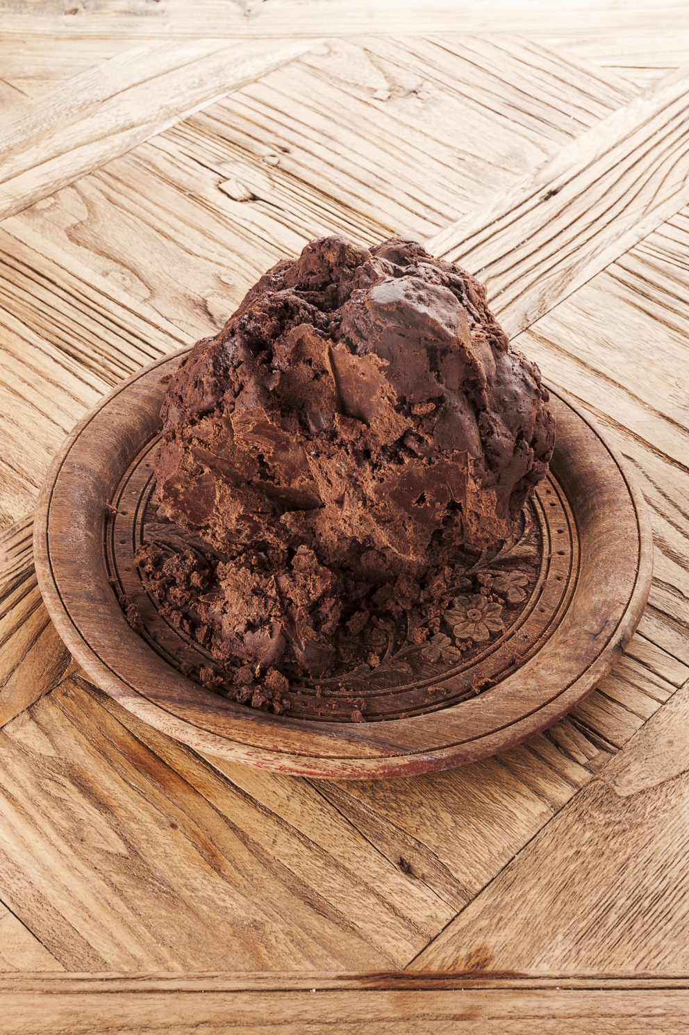 Galleria fotografica






Snacks della cena di Camanini: Alga nori e mortadella, Riso soffiato, nero di seppia e Parmigiano tostato all’anice stellato (tutte le foto sono di Brambilla-Serrani)









Gambero, olio di semi di fragola, Campari









Mandorla e gin









Spaghettone al burro e lievito









Cacio e pepe in vescica









Brodo di pesce azzurro









Trombette della morte, marsala invecchiato, collagene, fondo di faraona, cacao









Gelato al latte di montagna









Meringa al cioccolato bianco









Torta di rose cotta al momento con zabaione al Vov e limoni del Garda









Cannoncino king size ripieno di crema alla noce di Sorrento e caffè









Banana caramellata con frutto della passione, noci, uvetta, capperi tostati, limone sfusato, salvia, cannella e anice stellato









Crosta tostata al cioccolato fondente









Fondente 85%, Lagavulin e cuore di alce affumicato









Coccole finali: Burro d'arachidi e arancia






