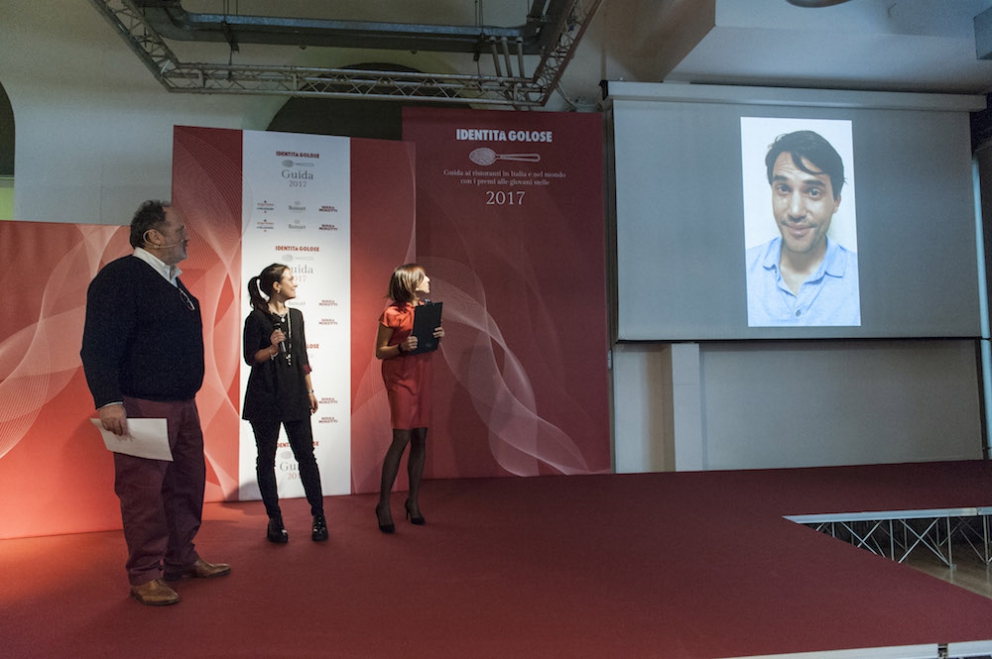 Photogallery






Tutti i premiati (come sempre under 40) nelle foto di Brambilla-Serrani: qui Martina Caruso (la migliore chef) premiata da Stefano Marini (San Pellegrino-Acqua Panna)









Diego Rossi (premio birra in cucina) premiato da Ilaria Zaminga (Fondazione Birra Moretti)









Lo Zuma di Roma, nella persona del sommelier Michele Brando, premiato per la migliore carta dei vini e distillati da Alessandro Massano (Moët Hennessy)









Gianni Sinesi premiato come miglior sommelier da Francesco Zonin (Casa Vinicola Zonin)









Barbara Manoni premiata come miglior maître da Enrico Ugolini (Cantine Santa Margherita)









Il Metamorfosi di Roy Caceres premiato per il miglior cestino del pane da Piero Gabrieli (Molino Quaglia)









Floriano e Giovanni Pellegrino premiati come sorpresa dell’anno da Anna Maschio (Bonaventura Maschio)






