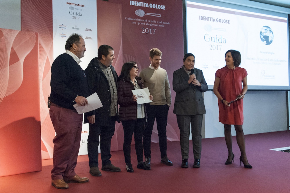 Photogallery






Tutti i premiati (come sempre under 40) nelle foto di Brambilla-Serrani: qui Martina Caruso (la migliore chef) premiata da Stefano Marini (San Pellegrino-Acqua Panna)









Diego Rossi (premio birra in cucina) premiato da Ilaria Zaminga (Fondazione Birra Moretti)









Lo Zuma di Roma, nella persona del sommelier Michele Brando, premiato per la migliore carta dei vini e distillati da Alessandro Massano (Moët Hennessy)









Gianni Sinesi premiato come miglior sommelier da Francesco Zonin (Casa Vinicola Zonin)









Barbara Manoni premiata come miglior maître da Enrico Ugolini (Cantine Santa Margherita)









Il Metamorfosi di Roy Caceres premiato per il miglior cestino del pane da Piero Gabrieli (Molino Quaglia)









Floriano e Giovanni Pellegrino premiati come sorpresa dell’anno da Anna Maschio (Bonaventura Maschio)









Virgilio Martinez, che ha mandato un contributo video, premiato come miglior chef straniero da Chiara Zucchetti (Lavazza)









Claudio Catino premiato come miglior sous-chef da Elena Bacchini (Divine Creazioni Surgital)









Andrea Tortora premiato come miglior chef pasticciere da Paola Rossoni (Pavoni Italia)






