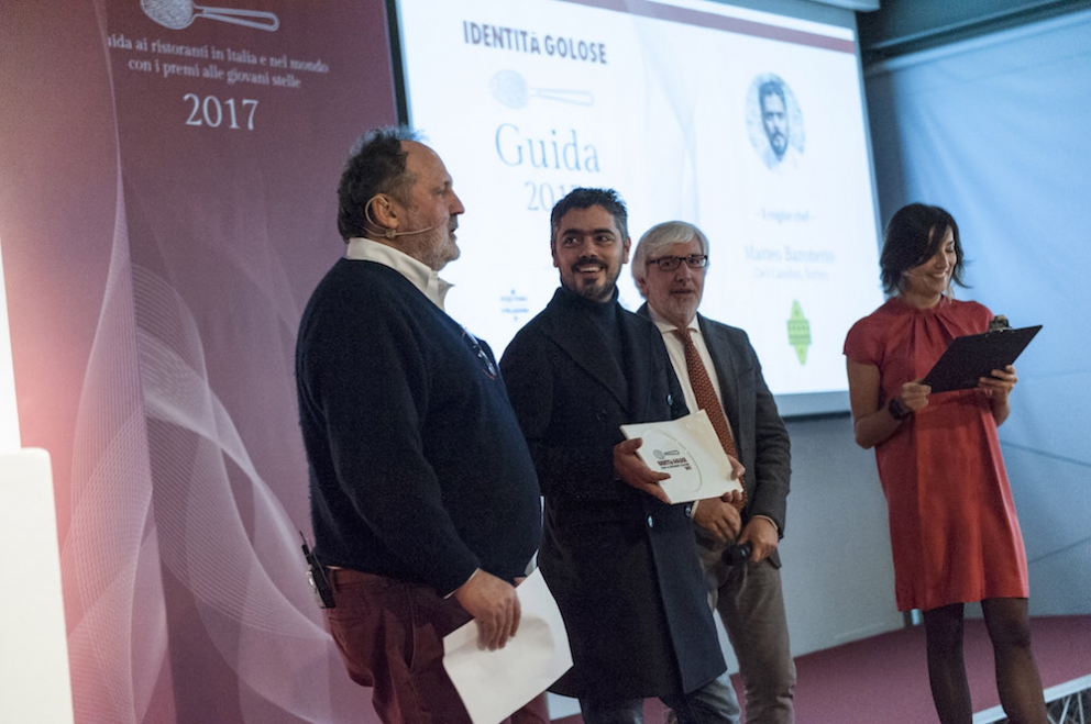 Photogallery






Tutti i premiati (come sempre under 40) nelle foto di Brambilla-Serrani: qui Martina Caruso (la migliore chef) premiata da Stefano Marini (San Pellegrino-Acqua Panna)









Diego Rossi (premio birra in cucina) premiato da Ilaria Zaminga (Fondazione Birra Moretti)









Lo Zuma di Roma, nella persona del sommelier Michele Brando, premiato per la migliore carta dei vini e distillati da Alessandro Massano (Moët Hennessy)









Gianni Sinesi premiato come miglior sommelier da Francesco Zonin (Casa Vinicola Zonin)









Barbara Manoni premiata come miglior maître da Enrico Ugolini (Cantine Santa Margherita)









Il Metamorfosi di Roy Caceres premiato per il miglior cestino del pane da Piero Gabrieli (Molino Quaglia)









Floriano e Giovanni Pellegrino premiati come sorpresa dell’anno da Anna Maschio (Bonaventura Maschio)









Virgilio Martinez, che ha mandato un contributo video, premiato come miglior chef straniero da Chiara Zucchetti (Lavazza)









Claudio Catino premiato come miglior sous-chef da Elena Bacchini (Divine Creazioni Surgital)









Andrea Tortora premiato come miglior chef pasticciere da Paola Rossoni (Pavoni Italia)









Gli Abbruzzino premiati come famiglia dell'anno da Paola Valeria Jovinelli (Arte del Convivio)






