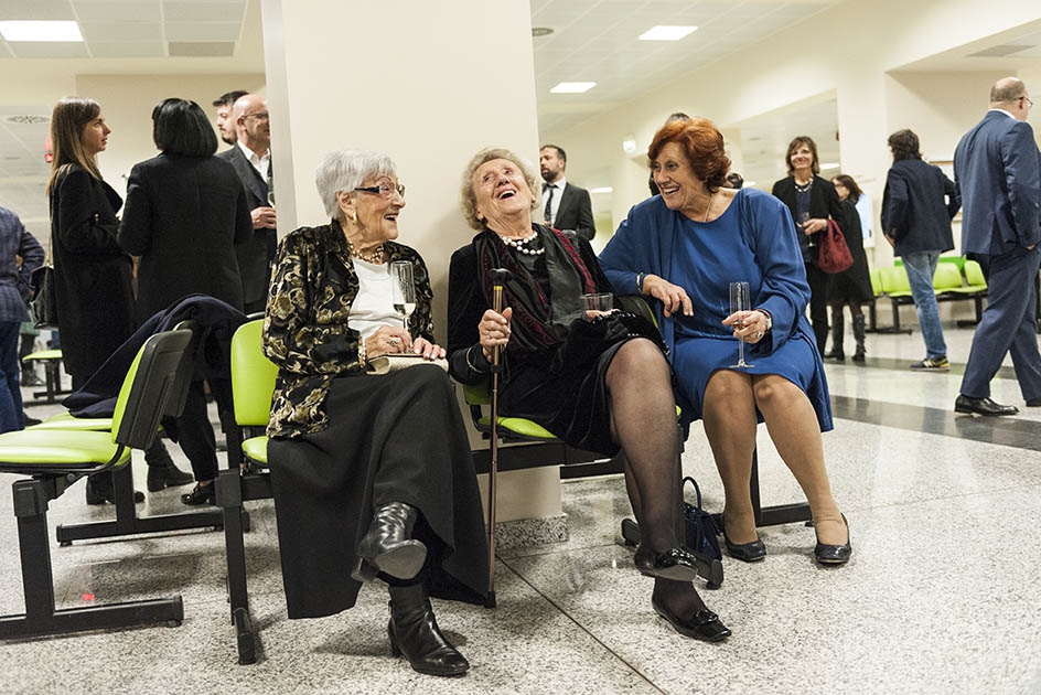 Galleria fotografica






Camilla Pietrantonio del Centro Clinico Nemo, infaticabile organizzatrice della serata









In cucina si prepara lo Sgombro Amarcord di Misha Sukyas del ristorante Puzzle: è marinato nel sangue di bue









I bun, panini al vapore, di Eugenio Roncoroni de Al Mercato









Alessandro Procopio del team Oldani, ristorante D'O di Cornaredo









Misha Sukyas e Matteo Monti del ristorante Rebelor del Pont di Milano









Con Sukyas e Monti, ragazze impegnate nell'organizzazione della serata Nemo. Seconda da sinistra, Daria Abbondi di Magenta Bureau









Il midollo alla brace, metà della pietanza che cucinerà Diego Rossi del ristorante Trippa di Milano









Diego Rossi ed Eugenio Roncoroni









Monti, Rossi, Eugenio Boer di Essenza (Milano) e Christian Milone della Trattoria Zappatori di Pienrolo (Torino)









Eruzione al limone di Roberto Di Pinto del Bulgari di Milano, assente giustificato causa viaggio di nozze









Il riso di Boer e Milone









Christian Milone














La Bruschetta toscana secondo i disfagici di Matteo Monti









Alberto Fontana, presidente della Fondazione Serena/Nemo e lo chef Davide Oldani









Tanti i ragzzi impegnati e i volontari della serata









Giacomo Gironi (Al Mercato, responsabile della sala nella cena di Nemo), Milone e Boer
























Paolo Marchi e Claudio Ceroni di Identità Golose














La serata è stata allietata dalle musiche di Fabius Constable & The Celtic Harp Orchestra









Il panettone con zabaione di Andrea Besuschio, pasticciere di Abbiategrasso






