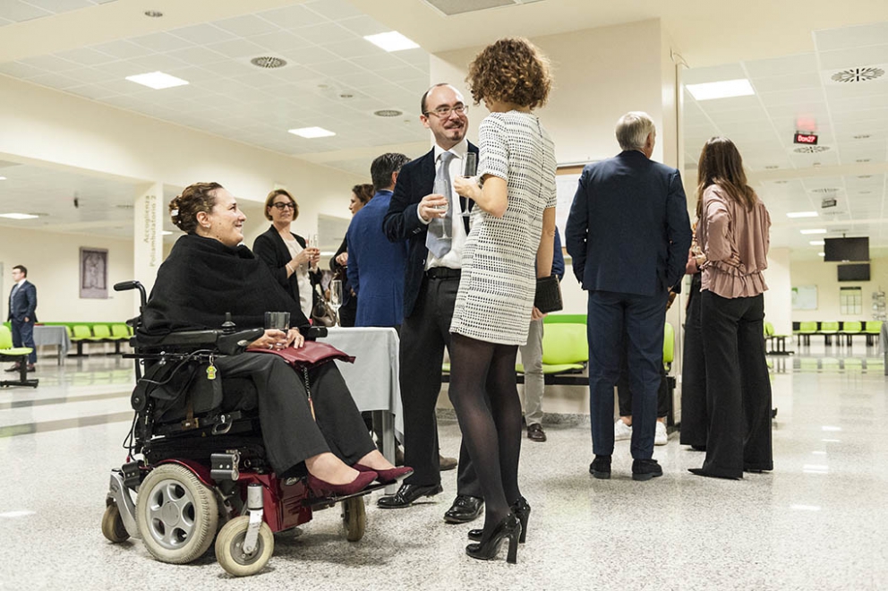 Galleria fotografica






Camilla Pietrantonio del Centro Clinico Nemo, infaticabile organizzatrice della serata









In cucina si prepara lo Sgombro Amarcord di Misha Sukyas del ristorante Puzzle: è marinato nel sangue di bue









I bun, panini al vapore, di Eugenio Roncoroni de Al Mercato









Alessandro Procopio del team Oldani, ristorante D'O di Cornaredo









Misha Sukyas e Matteo Monti del ristorante Rebelor del Pont di Milano









Con Sukyas e Monti, ragazze impegnate nell'organizzazione della serata Nemo. Seconda da sinistra, Daria Abbondi di Magenta Bureau









Il midollo alla brace, metà della pietanza che cucinerà Diego Rossi del ristorante Trippa di Milano









Diego Rossi ed Eugenio Roncoroni









Monti, Rossi, Eugenio Boer di Essenza (Milano) e Christian Milone della Trattoria Zappatori di Pienrolo (Torino)









Eruzione al limone di Roberto Di Pinto del Bulgari di Milano, assente giustificato causa viaggio di nozze









Il riso di Boer e Milone









Christian Milone














La Bruschetta toscana secondo i disfagici di Matteo Monti









Alberto Fontana, presidente della Fondazione Serena/Nemo e lo chef Davide Oldani









Tanti i ragzzi impegnati e i volontari della serata









Giacomo Gironi (Al Mercato, responsabile della sala nella cena di Nemo), Milone e Boer
























Paolo Marchi e Claudio Ceroni di Identità Golose














La serata è stata allietata dalle musiche di Fabius Constable & The Celtic Harp Orchestra









Il panettone con zabaione di Andrea Besuschio, pasticciere di Abbiategrasso











