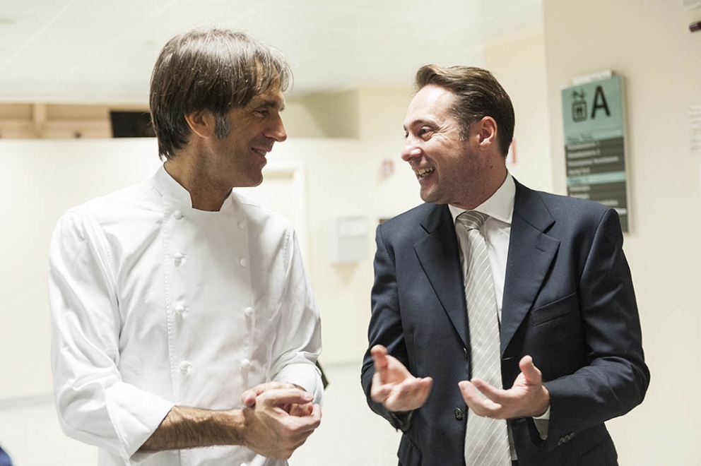 Galleria fotografica






Camilla Pietrantonio del Centro Clinico Nemo, infaticabile organizzatrice della serata









In cucina si prepara lo Sgombro Amarcord di Misha Sukyas del ristorante Puzzle: è marinato nel sangue di bue









I bun, panini al vapore, di Eugenio Roncoroni de Al Mercato









Alessandro Procopio del team Oldani, ristorante D'O di Cornaredo









Misha Sukyas e Matteo Monti del ristorante Rebelor del Pont di Milano









Con Sukyas e Monti, ragazze impegnate nell'organizzazione della serata Nemo. Seconda da sinistra, Daria Abbondi di Magenta Bureau









Il midollo alla brace, metà della pietanza che cucinerà Diego Rossi del ristorante Trippa di Milano









Diego Rossi ed Eugenio Roncoroni









Monti, Rossi, Eugenio Boer di Essenza (Milano) e Christian Milone della Trattoria Zappatori di Pienrolo (Torino)









Eruzione al limone di Roberto Di Pinto del Bulgari di Milano, assente giustificato causa viaggio di nozze









Il riso di Boer e Milone









Christian Milone














La Bruschetta toscana secondo i disfagici di Matteo Monti









Alberto Fontana, presidente della Fondazione Serena/Nemo e lo chef Davide Oldani









Tanti i ragzzi impegnati e i volontari della serata









Giacomo Gironi (Al Mercato, responsabile della sala nella cena di Nemo), Milone e Boer
























Paolo Marchi e Claudio Ceroni di Identità Golose














La serata è stata allietata dalle musiche di Fabius Constable & The Celtic Harp Orchestra









Il panettone con zabaione di Andrea Besuschio, pasticciere di Abbiategrasso





















