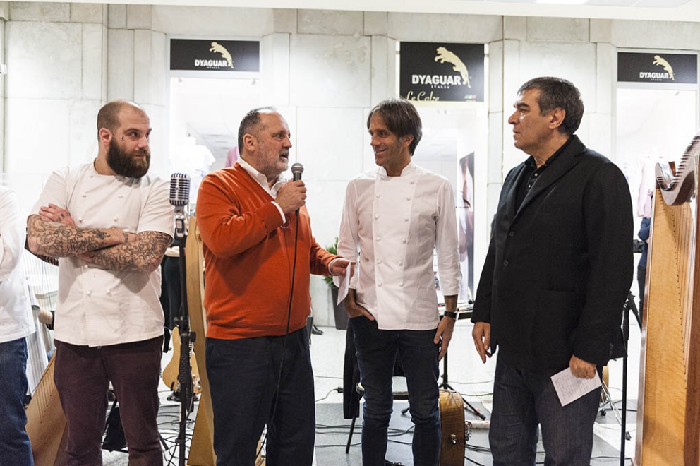 Galleria fotografica






Camilla Pietrantonio del Centro Clinico Nemo, infaticabile organizzatrice della serata









In cucina si prepara lo Sgombro Amarcord di Misha Sukyas del ristorante Puzzle: è marinato nel sangue di bue









I bun, panini al vapore, di Eugenio Roncoroni de Al Mercato









Alessandro Procopio del team Oldani, ristorante D'O di Cornaredo









Misha Sukyas e Matteo Monti del ristorante Rebelor del Pont di Milano









Con Sukyas e Monti, ragazze impegnate nell'organizzazione della serata Nemo. Seconda da sinistra, Daria Abbondi di Magenta Bureau









Il midollo alla brace, metà della pietanza che cucinerà Diego Rossi del ristorante Trippa di Milano









Diego Rossi ed Eugenio Roncoroni









Monti, Rossi, Eugenio Boer di Essenza (Milano) e Christian Milone della Trattoria Zappatori di Pienrolo (Torino)









Eruzione al limone di Roberto Di Pinto del Bulgari di Milano, assente giustificato causa viaggio di nozze









Il riso di Boer e Milone









Christian Milone














La Bruschetta toscana secondo i disfagici di Matteo Monti









Alberto Fontana, presidente della Fondazione Serena/Nemo e lo chef Davide Oldani









Tanti i ragzzi impegnati e i volontari della serata









Giacomo Gironi (Al Mercato, responsabile della sala nella cena di Nemo), Milone e Boer
























Paolo Marchi e Claudio Ceroni di Identità Golose














La serata è stata allietata dalle musiche di Fabius Constable & The Celtic Harp Orchestra









Il panettone con zabaione di Andrea Besuschio, pasticciere di Abbiategrasso
























Oldani con Renato Pocaterra, segretario generale di Fondazione Serena/Nemo









Tartare di angus grass fed e middolo alla brace di Diego Rossi









Monti & Roncoroni














Gironi scherza con Desireé Nardone di Food Genius Academy: lo staff di sala è stato coordinato da loro






