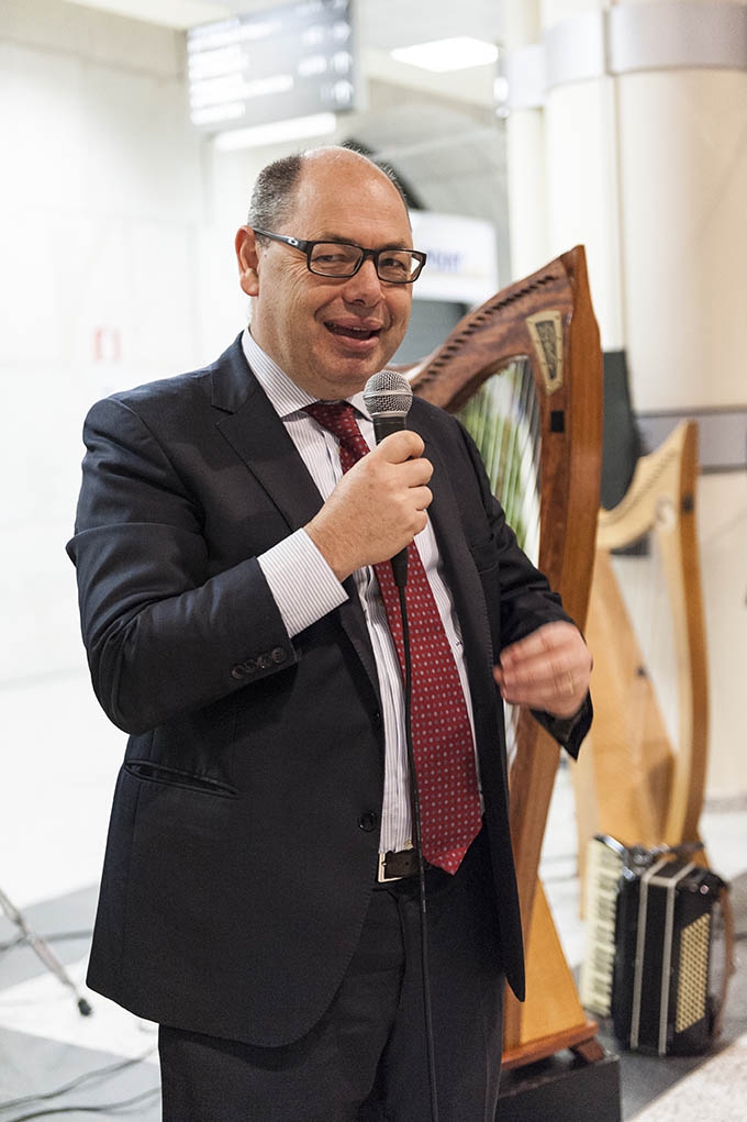 Galleria fotografica






Camilla Pietrantonio del Centro Clinico Nemo, infaticabile organizzatrice della serata









In cucina si prepara lo Sgombro Amarcord di Misha Sukyas del ristorante Puzzle: è marinato nel sangue di bue









I bun, panini al vapore, di Eugenio Roncoroni de Al Mercato









Alessandro Procopio del team Oldani, ristorante D'O di Cornaredo









Misha Sukyas e Matteo Monti del ristorante Rebelor del Pont di Milano









Con Sukyas e Monti, ragazze impegnate nell'organizzazione della serata Nemo. Seconda da sinistra, Daria Abbondi di Magenta Bureau









Il midollo alla brace, metà della pietanza che cucinerà Diego Rossi del ristorante Trippa di Milano









Diego Rossi ed Eugenio Roncoroni









Monti, Rossi, Eugenio Boer di Essenza (Milano) e Christian Milone della Trattoria Zappatori di Pienrolo (Torino)









Eruzione al limone di Roberto Di Pinto del Bulgari di Milano, assente giustificato causa viaggio di nozze









Il riso di Boer e Milone









Christian Milone














La Bruschetta toscana secondo i disfagici di Matteo Monti









Alberto Fontana, presidente della Fondazione Serena/Nemo e lo chef Davide Oldani









Tanti i ragzzi impegnati e i volontari della serata









Giacomo Gironi (Al Mercato, responsabile della sala nella cena di Nemo), Milone e Boer
























Paolo Marchi e Claudio Ceroni di Identità Golose














La serata è stata allietata dalle musiche di Fabius Constable & The Celtic Harp Orchestra









Il panettone con zabaione di Andrea Besuschio, pasticciere di Abbiategrasso
























Oldani con Renato Pocaterra, segretario generale di Fondazione Serena/Nemo









Tartare di angus grass fed e middolo alla brace di Diego Rossi









Monti & Roncoroni














Gironi scherza con Desireé Nardone di Food Genius Academy: lo staff di sala è stato coordinato da loro











