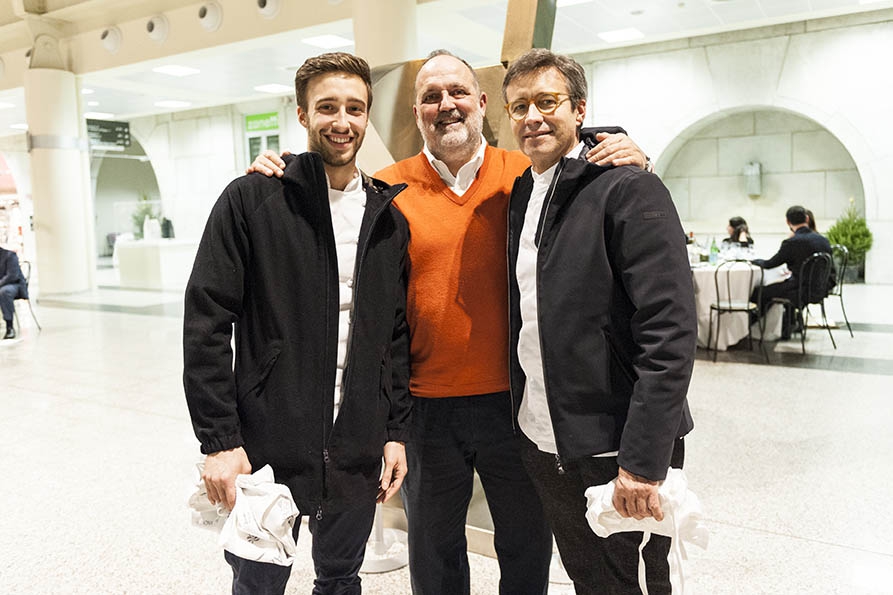 Galleria fotografica






Camilla Pietrantonio del Centro Clinico Nemo, infaticabile organizzatrice della serata









In cucina si prepara lo Sgombro Amarcord di Misha Sukyas del ristorante Puzzle: è marinato nel sangue di bue









I bun, panini al vapore, di Eugenio Roncoroni de Al Mercato









Alessandro Procopio del team Oldani, ristorante D'O di Cornaredo









Misha Sukyas e Matteo Monti del ristorante Rebelor del Pont di Milano









Con Sukyas e Monti, ragazze impegnate nell'organizzazione della serata Nemo. Seconda da sinistra, Daria Abbondi di Magenta Bureau









Il midollo alla brace, metà della pietanza che cucinerà Diego Rossi del ristorante Trippa di Milano









Diego Rossi ed Eugenio Roncoroni









Monti, Rossi, Eugenio Boer di Essenza (Milano) e Christian Milone della Trattoria Zappatori di Pienrolo (Torino)









Eruzione al limone di Roberto Di Pinto del Bulgari di Milano, assente giustificato causa viaggio di nozze









Il riso di Boer e Milone









Christian Milone














La Bruschetta toscana secondo i disfagici di Matteo Monti









Alberto Fontana, presidente della Fondazione Serena/Nemo e lo chef Davide Oldani









Tanti i ragzzi impegnati e i volontari della serata









Giacomo Gironi (Al Mercato, responsabile della sala nella cena di Nemo), Milone e Boer
























Paolo Marchi e Claudio Ceroni di Identità Golose














La serata è stata allietata dalle musiche di Fabius Constable & The Celtic Harp Orchestra









Il panettone con zabaione di Andrea Besuschio, pasticciere di Abbiategrasso
























Oldani con Renato Pocaterra, segretario generale di Fondazione Serena/Nemo









Tartare di angus grass fed e middolo alla brace di Diego Rossi









Monti & Roncoroni














Gironi scherza con Desireé Nardone di Food Genius Academy: lo staff di sala è stato coordinato da loro














Marco Trivelli, direttore generale Ospedale Niguarda









Alberto Fontana






