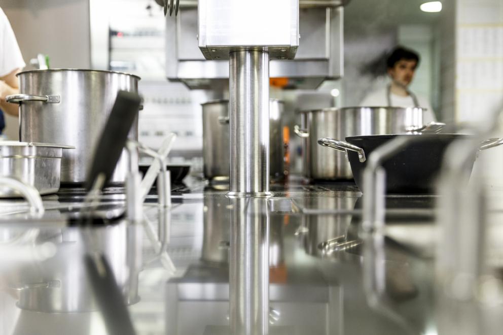 Photogallery






A new Lorenzo Cogo at the new El Coq, since July 2016 in the heart of Vicenza









At the entrance, the Carlton library by Ettore Sottsass, a great designer, founder of the  Memphis Group. In fact, it is entirely made in sugar, the work of artist Marco Chiurato

 









We get to the first floor: the perspective at the entrance recalls the depth of Palladio’s works









The elegant dining room









Precious cutlery by Giò Ponti for Sambonet. Everything is studied: the colour of the tablecloth is inspired by the roof of the Basilica Palladiana









The view from the dining room...






