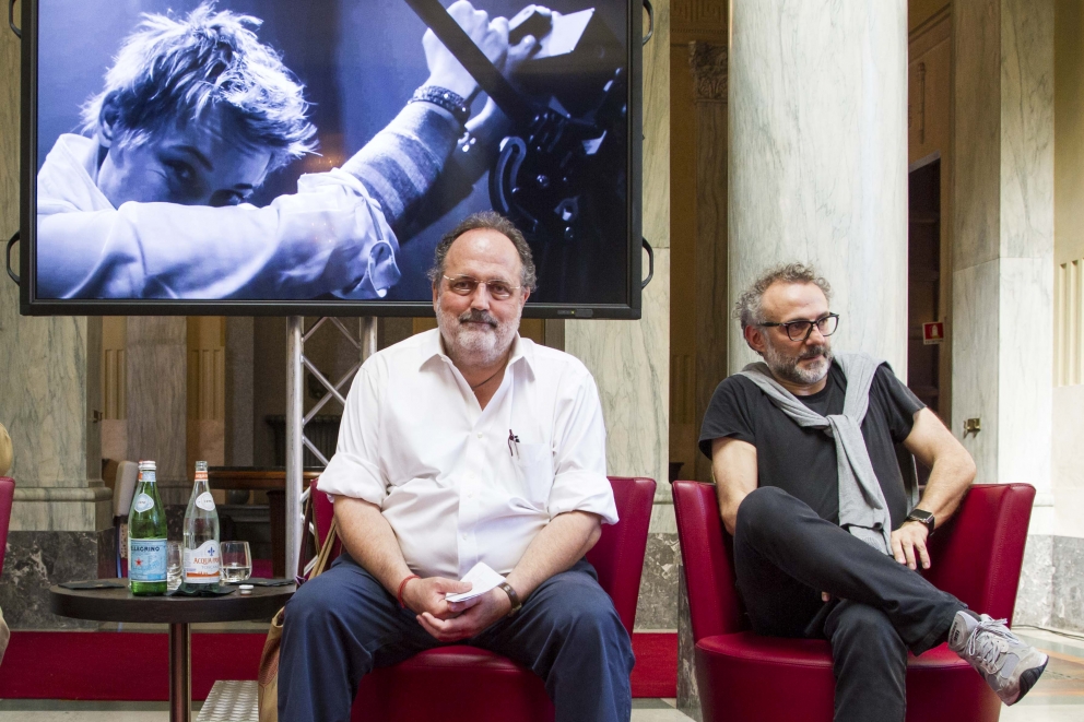 Galleria fotograficaLa presentazione di "100 chef x 10 anni": il microfono a Claudio Ceroni, patron MAGENTAbureau