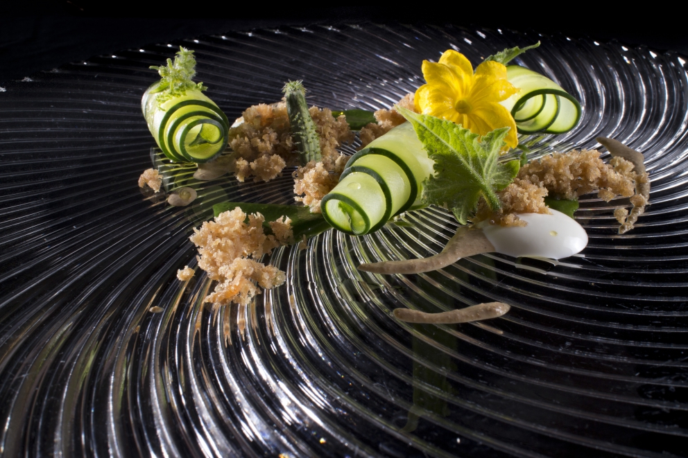 Galleria fotografica






Massimiliano Poggi, Al Cambio, Bologna

Uovo asparagi e parmigiano. Rappresenta la tradizione, non solo bolognese ma italiana. Chiaro che noi, con l'apparato di Altedo, abbiamo una fortuna che non tutte le regioni hanno: l'abbiamo in casa e di qualità assoluta! Riprendo la tradizione e trasformo le consistenze: a essere fritto non è più l'uovo ma la punta degli asparagi; il parmigiano non è più grattato ma viene reso cremoso con aggiunta di brodo di asparagi; aggiungo solo una parte di succo di asparagi crudi perché dà una notevole componente minerale amarognola. Un anticipo di primavera









Alessandro Panichi, Sotto l'Arco, Bologna

Canocchia, radicchio, bottarga e lampone. Dolce, amaro, acido e iodato (foto Bob Noto)









Isa Mazzocchi, La Palta, Borgonovo Valtidone (Piacenza)

Batarò con senape selvatica, pescegatto e pancetta. Una specie di pane schiacciato, con percentuale di polenta, ripieno di salumi piacentini (si serve soprattutto in val tidone). Piacenza in un batarò









Alberto Faccani, Magnolia, Cesenatico (Forlì-Cesena)

Triglia, amaretto, zafferano e limone. La dolcezza e la grassezza della triglia, la nota alcolica del liquore di mandorla, la profondità dello zafferano e l'aspro del limone. Un omaggio all'Italia e al Mediterraneo









Omar Casali, Marè, Cesenatico (Forlì-Cesena)

Bora Nera. Spaghettoni, inchiostro, quinto quarto di seppia, alghe e bergamotto. Materia prima, tecnica e tanto cuore per riportare nel piatto l'affascinante e profondo profumo iodato di una burrascosa giornata sul molo di Cesenatico









Fabrizio Mantovani, Fm con gusto, Faenza (Ravenna)

Patata ratta, lenticchie e caviale. E' una sintesi della mia cucina: una semplice patata con lenticchie, arricchita da un piccolo cucchiaio di caviale. Una crème fraîche allo zafferano e zest di lime. Estetica, istinto e semplicità ragionata









Massimiliano Mascia, San Domenico, Imola (Bologna)

Scampo, goletta e piselli. Amo i colori e i sapori della primavera e mi piace giocare con la contaminazione carne/pesce









Luca Marchini, L'Erba del Re, Modena

Risotto con ostriche, succo di porri, rucola e rabarbaro. E' il frutto della volontà di far coesistere la forza olfattiva del mare, proveniente dalle ostriche adagiate sulla superfice, con la pseudo-dolcezza di un risotto cremoso, la cui cottura viene fatta con un succo di porri grigliati e brasati. Giocano un ruolo di equilibrio la freschezza e asprezza del rabarbaro e il lieve amaro della rucola selvatica









Massimo Bottura, Osteria Francescana, Modena

Sometimes maillard, sometimes partrige... even bollito in civèt sauce. Ovvero, "A volte germano reale, a volte pernice... persino il bollito in salsa civet"









Irina Steccanella e Beppe Palmieri, Panino, Modena

Tortellini SuperPanna. Comprare una grande materia prima per fare un grande tortellino, e restiuire valore e qualità a un piatto della cucina domestica degenerato col tempo






