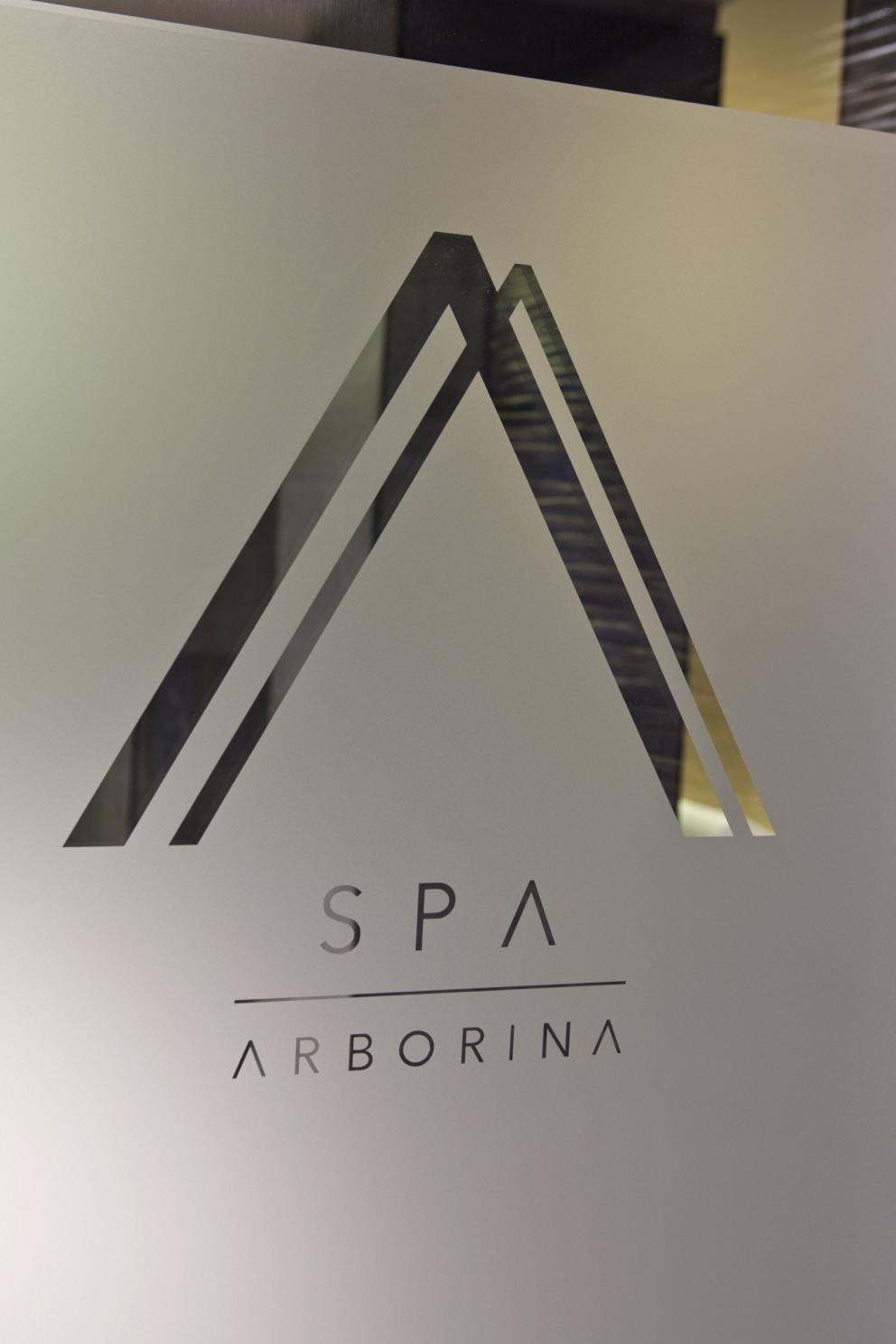 Galleria fotograficaLa nostra cena negli scatti di Tanio Liotta. Intanto i protagonisti: da sinistra Davide Canina,&nbsp;Marco Mannori, Andrea Ribaldone,&nbsp;Umberto Del Nobile&nbsp;e&nbsp;Daniel Zeilinga,&nbsp;
Appetizer in bel vassoio: Chips di gallina (buonissima), Canap&eacute; di fegatini con pera, Sgombro in escabece e Cavolfiore grigliato con bagna cauda
Appetizer
Appetizer
Il Vitello e il Tonno:&nbsp;scamone di vitello (cottura sublime), ventresca di tonno confit e poi scottata, salsa di fonbdo di vitello, capperi e acciughe. Un piatto che diventer&agrave; classico
Animelle in carpione cremisi: animelle scottate, cipolla rossa cotta in acqua acidula e dente di cane. Goloso ed elegante
Tajarin carciofi, ricci di mare e carne cruda. Qui Ribaldone osa accostare ai tradizionali tajarin un condimento fuori dagli schemi. La pasta fresca ai 40 tuorli &egrave; cotta in acqua di carciofi, gli stessi - bruciati - profumano un olio che poi condisce il piatto con la battuta di Fassona di Oberto, gran macellaio di Roddi. I ricci di mare sono di Onofrio Schingaro, pap&agrave; di Domenico del Borgo Egnazia, in Puglia. Un fiore di borragine per guarnire. Gran piatto
Stracotto di manzo, fondo al ginepro
Rognone di vitello cotto in burro chiarificato, su crema di cavolfiore, fondo di caff&eacute; e sedano rapa croccante a guarnire. Forse il piatto che abbiamo apprezzato di pi&ugrave;
Cioccolato e pino mugo
Semi e radici, bellissimo dessert: due creme (alla liquirizia e al caff&egrave;), zenzero candito, cialde di sesamo bianco e nero non tostato e di semi di girasole. Si serve con una tisana alla curcuma e zenzero. Gioco di consistenze e contrasti
