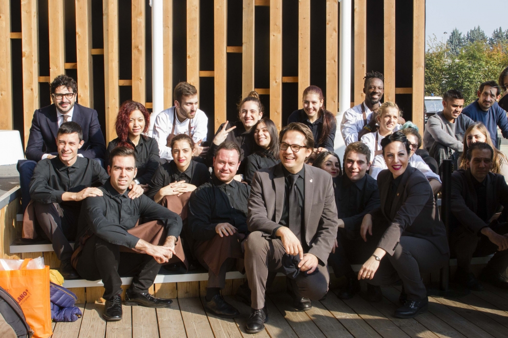 Galleria fotografica






Il palco, pronto per la presentazione








Le porcellane Figgjo Norway omaggiate ai premiati, fornite da Caraiba Luxury, partner storico di Identità Golose, e i main sponsor della Guida 2016: Acqua Panna e S.Pellegrino, Birra Moretti e Ruinart
 








Cinzia Benzi di Magenta Bureau e la presentatrice Lisa Casali





