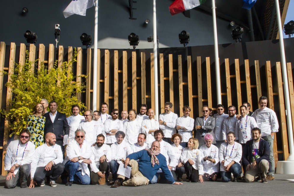 Galleria fotografica






Il palco, pronto per la presentazione








Le porcellane Figgjo Norway omaggiate ai premiati, fornite da Caraiba Luxury, partner storico di Identità Golose, e i main sponsor della Guida 2016: Acqua Panna e S.Pellegrino, Birra Moretti e Ruinart
 








Cinzia Benzi di Magenta Bureau e la presentatrice Lisa Casali








La squadra di sala di Identità Expo S.Pellegrino






