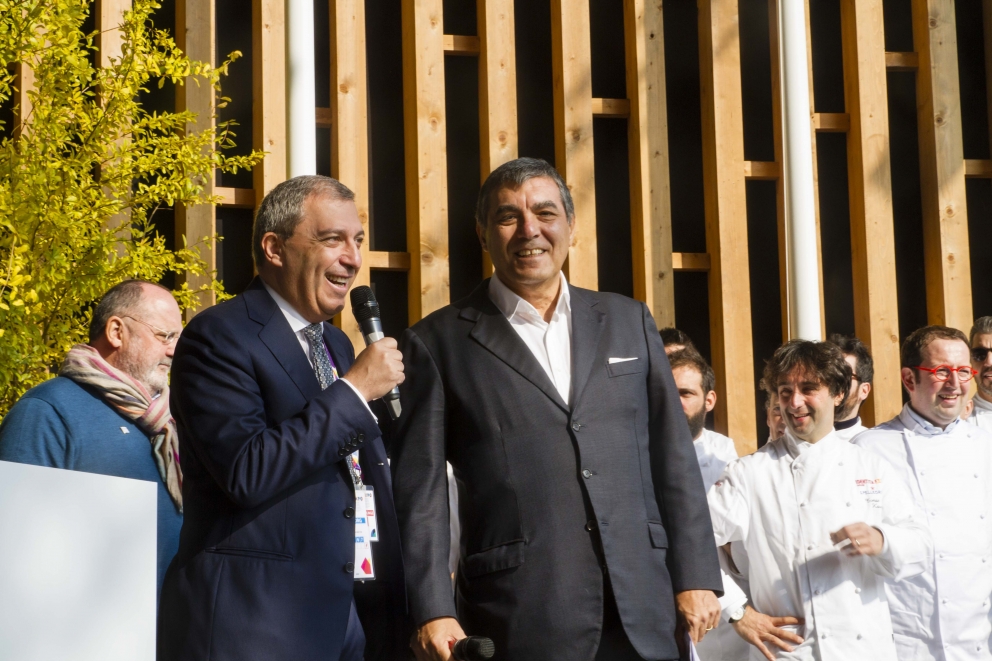 Galleria fotografica






Il palco, pronto per la presentazione








Le porcellane Figgjo Norway omaggiate ai premiati, fornite da Caraiba Luxury, partner storico di Identità Golose, e i main sponsor della Guida 2016: Acqua Panna e S.Pellegrino, Birra Moretti e Ruinart
 








Cinzia Benzi di Magenta Bureau e la presentatrice Lisa Casali








La squadra di sala di Identità Expo S.Pellegrino









DREAM TEAM: una nutrita rappresentanza degli chef che in questi sei mesi hanno cucinato a Identità Expo





