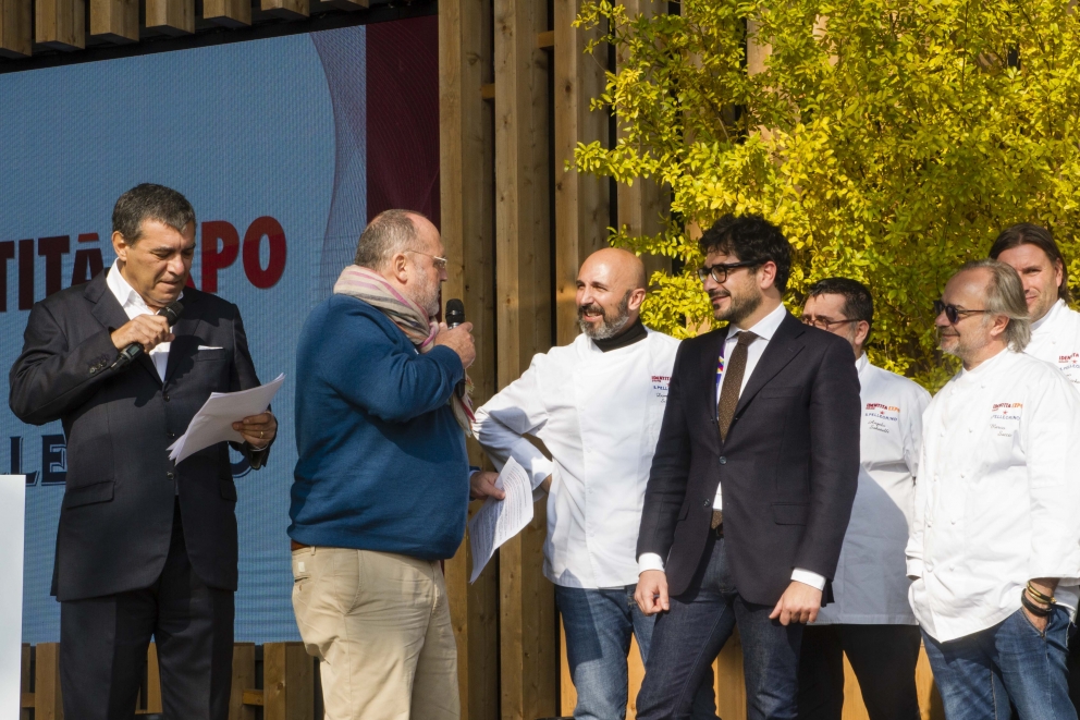 Galleria fotografica






Il palco, pronto per la presentazione








Le porcellane Figgjo Norway omaggiate ai premiati, fornite da Caraiba Luxury, partner storico di Identità Golose, e i main sponsor della Guida 2016: Acqua Panna e S.Pellegrino, Birra Moretti e Ruinart
 








Cinzia Benzi di Magenta Bureau e la presentatrice Lisa Casali








La squadra di sala di Identità Expo S.Pellegrino









DREAM TEAM: una nutrita rappresentanza degli chef che in questi sei mesi hanno cucinato a Identità Expo








Piero Galli, Direttore Generale di Expo Milano 2015, con Claudio Ceroni di Magenta Bureau









Claudio Ceroni ringrazia Daria Abbondi di Magenta Bureau e Claudio Scavizzi di Gentil, responsabili organizzativi di Identità Expo





