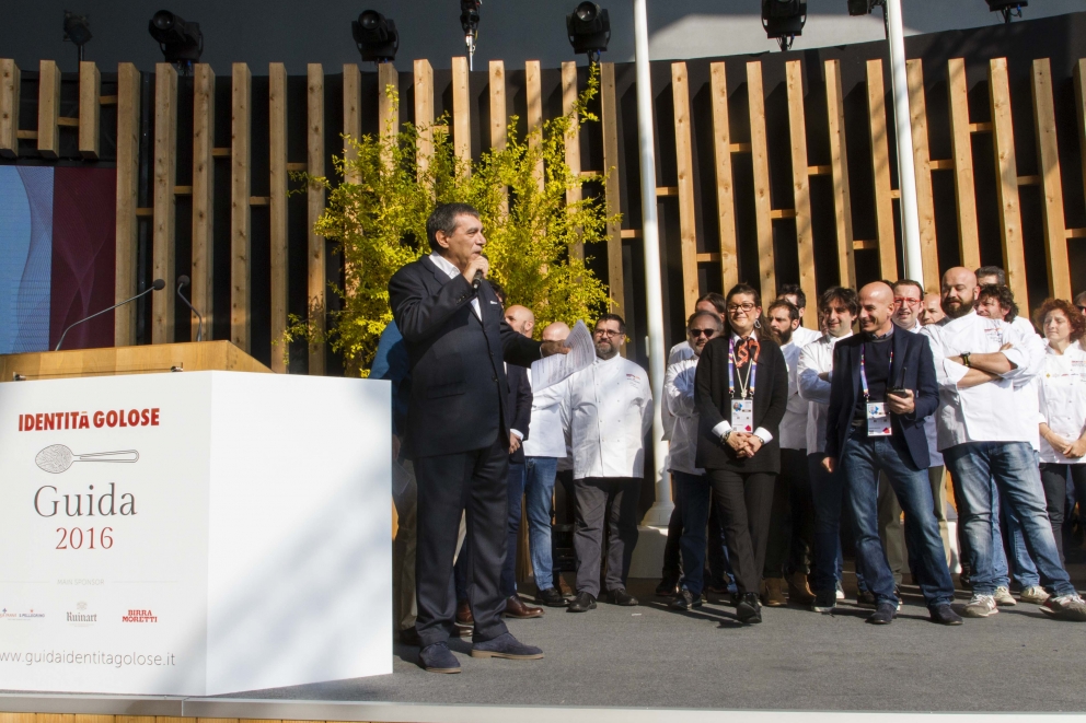 Galleria fotografica






Il palco, pronto per la presentazione








Le porcellane Figgjo Norway omaggiate ai premiati, fornite da Caraiba Luxury, partner storico di Identità Golose, e i main sponsor della Guida 2016: Acqua Panna e S.Pellegrino, Birra Moretti e Ruinart
 








Cinzia Benzi di Magenta Bureau e la presentatrice Lisa Casali








La squadra di sala di Identità Expo S.Pellegrino









DREAM TEAM: una nutrita rappresentanza degli chef che in questi sei mesi hanno cucinato a Identità Expo








Piero Galli, Direttore Generale di Expo Milano 2015, con Claudio Ceroni di Magenta Bureau






