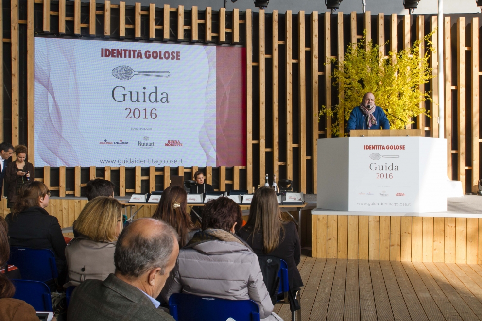 Galleria fotografica






Il palco, pronto per la presentazione








Le porcellane Figgjo Norway omaggiate ai premiati, fornite da Caraiba Luxury, partner storico di Identità Golose, e i main sponsor della Guida 2016: Acqua Panna e S.Pellegrino, Birra Moretti e Ruinart
 








Cinzia Benzi di Magenta Bureau e la presentatrice Lisa Casali








La squadra di sala di Identità Expo S.Pellegrino









DREAM TEAM: una nutrita rappresentanza degli chef che in questi sei mesi hanno cucinato a Identità Expo








Piero Galli, Direttore Generale di Expo Milano 2015, con Claudio Ceroni di Magenta Bureau









Claudio Ceroni ringrazia Daria Abbondi di Magenta Bureau e Claudio Scavizzi di Gentil, responsabili organizzativi di Identità Expo








Paolo Marchi introduce l'executive chef di Identità Expo Andrea Ribaldone e il suo socio Salvatore Iandolino





