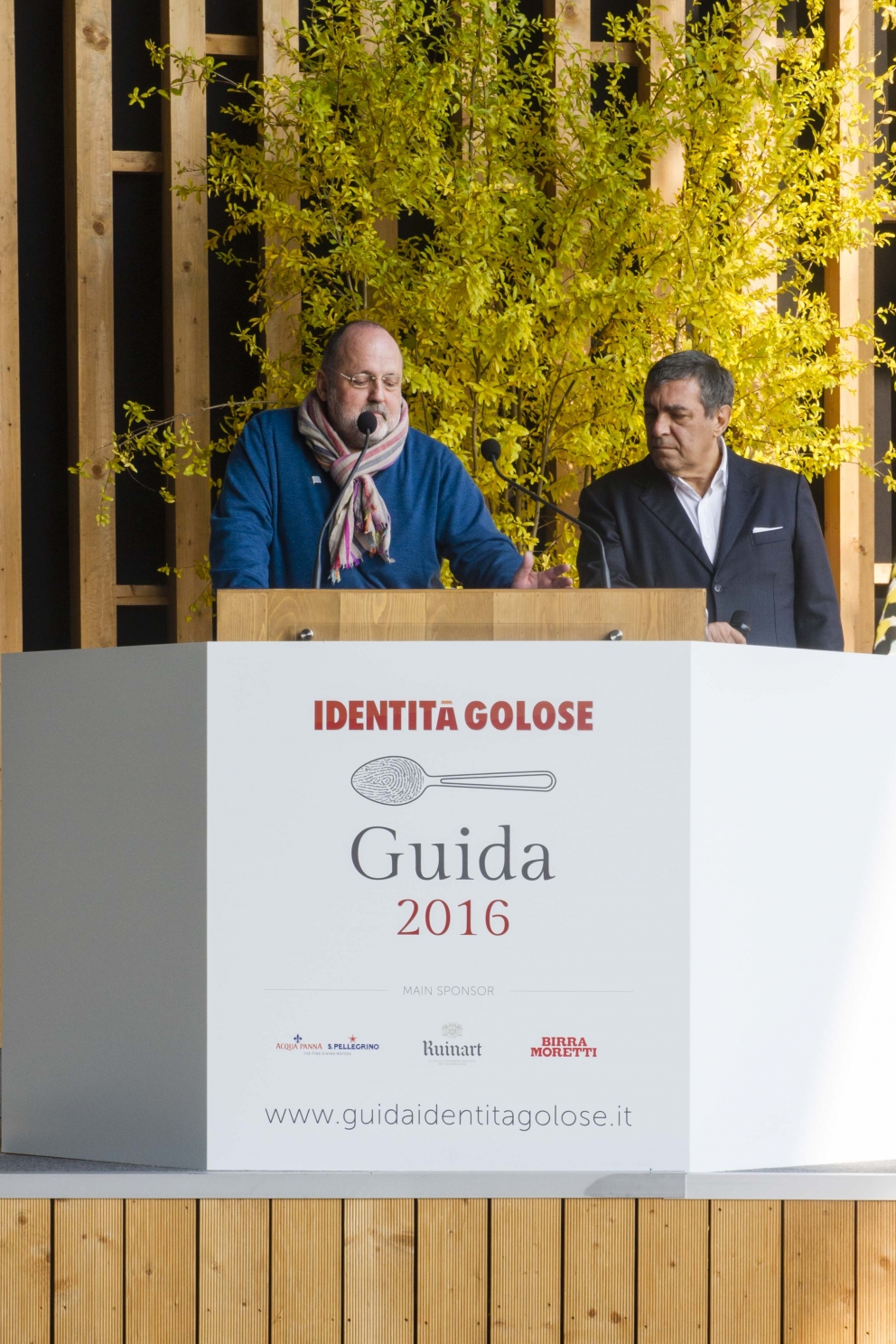 Galleria fotografica






Il palco, pronto per la presentazione








Le porcellane Figgjo Norway omaggiate ai premiati, fornite da Caraiba Luxury, partner storico di Identità Golose, e i main sponsor della Guida 2016: Acqua Panna e S.Pellegrino, Birra Moretti e Ruinart
 








Cinzia Benzi di Magenta Bureau e la presentatrice Lisa Casali








La squadra di sala di Identità Expo S.Pellegrino









DREAM TEAM: una nutrita rappresentanza degli chef che in questi sei mesi hanno cucinato a Identità Expo








Piero Galli, Direttore Generale di Expo Milano 2015, con Claudio Ceroni di Magenta Bureau









Claudio Ceroni ringrazia Daria Abbondi di Magenta Bureau e Claudio Scavizzi di Gentil, responsabili organizzativi di Identità Expo








Paolo Marchi introduce l'executive chef di Identità Expo Andrea Ribaldone e il suo socio Salvatore Iandolino








Paolo Marchi





