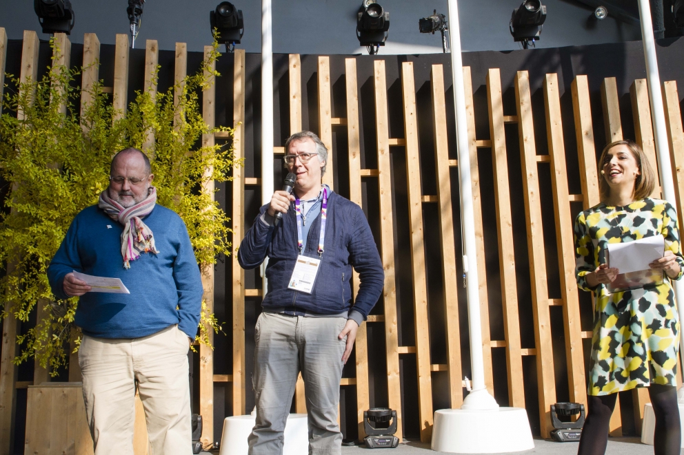 Galleria fotografica






Il palco, pronto per la presentazione








Le porcellane Figgjo Norway omaggiate ai premiati, fornite da Caraiba Luxury, partner storico di Identità Golose, e i main sponsor della Guida 2016: Acqua Panna e S.Pellegrino, Birra Moretti e Ruinart
 








Cinzia Benzi di Magenta Bureau e la presentatrice Lisa Casali








La squadra di sala di Identità Expo S.Pellegrino









DREAM TEAM: una nutrita rappresentanza degli chef che in questi sei mesi hanno cucinato a Identità Expo








Piero Galli, Direttore Generale di Expo Milano 2015, con Claudio Ceroni di Magenta Bureau









Claudio Ceroni ringrazia Daria Abbondi di Magenta Bureau e Claudio Scavizzi di Gentil, responsabili organizzativi di Identità Expo








Paolo Marchi introduce l'executive chef di Identità Expo Andrea Ribaldone e il suo socio Salvatore Iandolino








Paolo Marchi








Paolo Marchi e Claudio Ceroni





