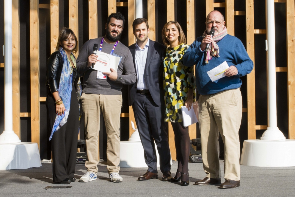 Galleria fotografica






Il palco, pronto per la presentazione








Le porcellane Figgjo Norway omaggiate ai premiati, fornite da Caraiba Luxury, partner storico di Identità Golose, e i main sponsor della Guida 2016: Acqua Panna e S.Pellegrino, Birra Moretti e Ruinart
 








Cinzia Benzi di Magenta Bureau e la presentatrice Lisa Casali








La squadra di sala di Identità Expo S.Pellegrino









DREAM TEAM: una nutrita rappresentanza degli chef che in questi sei mesi hanno cucinato a Identità Expo








Piero Galli, Direttore Generale di Expo Milano 2015, con Claudio Ceroni di Magenta Bureau









Claudio Ceroni ringrazia Daria Abbondi di Magenta Bureau e Claudio Scavizzi di Gentil, responsabili organizzativi di Identità Expo








Paolo Marchi introduce l'executive chef di Identità Expo Andrea Ribaldone e il suo socio Salvatore Iandolino








Paolo Marchi








Paolo Marchi e Claudio Ceroni








Paolo Marchi e il coordinatore della Guida di Identità Golose, Gabriele Zanatta





