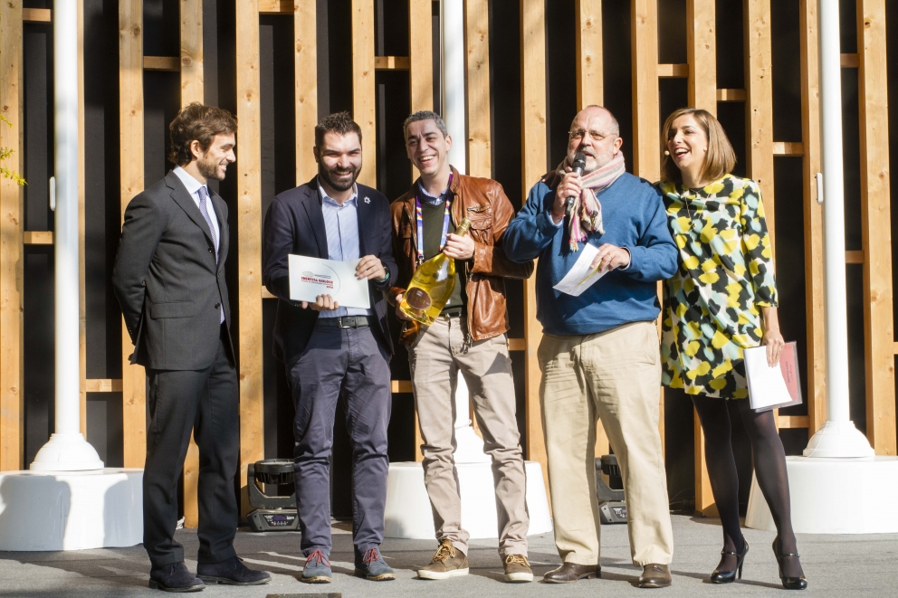 Galleria fotografica






Il palco, pronto per la presentazione








Le porcellane Figgjo Norway omaggiate ai premiati, fornite da Caraiba Luxury, partner storico di Identità Golose, e i main sponsor della Guida 2016: Acqua Panna e S.Pellegrino, Birra Moretti e Ruinart
 








Cinzia Benzi di Magenta Bureau e la presentatrice Lisa Casali








La squadra di sala di Identità Expo S.Pellegrino









DREAM TEAM: una nutrita rappresentanza degli chef che in questi sei mesi hanno cucinato a Identità Expo








Piero Galli, Direttore Generale di Expo Milano 2015, con Claudio Ceroni di Magenta Bureau









Claudio Ceroni ringrazia Daria Abbondi di Magenta Bureau e Claudio Scavizzi di Gentil, responsabili organizzativi di Identità Expo








Paolo Marchi introduce l'executive chef di Identità Expo Andrea Ribaldone e il suo socio Salvatore Iandolino








Paolo Marchi








Paolo Marchi e Claudio Ceroni








Paolo Marchi e il coordinatore della Guida di Identità Golose, Gabriele Zanatta








Premio Birra in Cucina: Davide Del Duca, Osteria Fernanda, Roma, premiato da Ilaria Zaminga, comunicazione di Heineken Italia, e Marco Cristofoletto, brand manager di Birra Moretti





