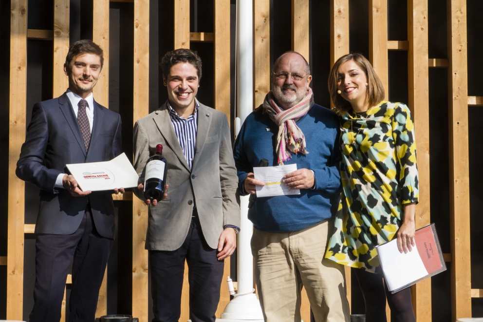 Galleria fotografica






Il palco, pronto per la presentazione








Le porcellane Figgjo Norway omaggiate ai premiati, fornite da Caraiba Luxury, partner storico di Identità Golose, e i main sponsor della Guida 2016: Acqua Panna e S.Pellegrino, Birra Moretti e Ruinart
 








Cinzia Benzi di Magenta Bureau e la presentatrice Lisa Casali








La squadra di sala di Identità Expo S.Pellegrino









DREAM TEAM: una nutrita rappresentanza degli chef che in questi sei mesi hanno cucinato a Identità Expo








Piero Galli, Direttore Generale di Expo Milano 2015, con Claudio Ceroni di Magenta Bureau









Claudio Ceroni ringrazia Daria Abbondi di Magenta Bureau e Claudio Scavizzi di Gentil, responsabili organizzativi di Identità Expo








Paolo Marchi introduce l'executive chef di Identità Expo Andrea Ribaldone e il suo socio Salvatore Iandolino








Paolo Marchi








Paolo Marchi e Claudio Ceroni








Paolo Marchi e il coordinatore della Guida di Identità Golose, Gabriele Zanatta








Premio Birra in Cucina: Davide Del Duca, Osteria Fernanda, Roma, premiato da Ilaria Zaminga, comunicazione di Heineken Italia, e Marco Cristofoletto, brand manager di Birra Moretti








La miglior carta dei vini e dei distillati: Alberto Tasinato e Federico Dell'Omarino, Ristorante Seta by Antonio Guida, Milano, premiati da Riccardo Caliceti, senior brand manager di Ruinart





