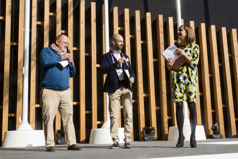 Galleria fotografica






Il palco, pronto per la presentazione








Le porcellane Figgjo Norway omaggiate ai premiati, fornite da Caraiba Luxury, partner storico di Identità Golose, e i main sponsor della Guida 2016: Acqua Panna e S.Pellegrino, Birra Moretti e Ruinart
 








Cinzia Benzi di Magenta Bureau e la presentatrice Lisa Casali








La squadra di sala di Identità Expo S.Pellegrino









DREAM TEAM: una nutrita rappresentanza degli chef che in questi sei mesi hanno cucinato a Identità Expo








Piero Galli, Direttore Generale di Expo Milano 2015, con Claudio Ceroni di Magenta Bureau









Claudio Ceroni ringrazia Daria Abbondi di Magenta Bureau e Claudio Scavizzi di Gentil, responsabili organizzativi di Identità Expo








Paolo Marchi introduce l'executive chef di Identità Expo Andrea Ribaldone e il suo socio Salvatore Iandolino








Paolo Marchi








Paolo Marchi e Claudio Ceroni








Paolo Marchi e il coordinatore della Guida di Identità Golose, Gabriele Zanatta








Premio Birra in Cucina: Davide Del Duca, Osteria Fernanda, Roma, premiato da Ilaria Zaminga, comunicazione di Heineken Italia, e Marco Cristofoletto, brand manager di Birra Moretti








La miglior carta dei vini e dei distillati: Alberto Tasinato e Federico Dell'Omarino, Ristorante Seta by Antonio Guida, Milano, premiati da Riccardo Caliceti, senior brand manager di Ruinart








Il miglior sommelier: Alberto Piras, Il Luogo di Aimo e Nadia, Milano, premiato da Michele Zonin, vice presidente di Zonin 1821






