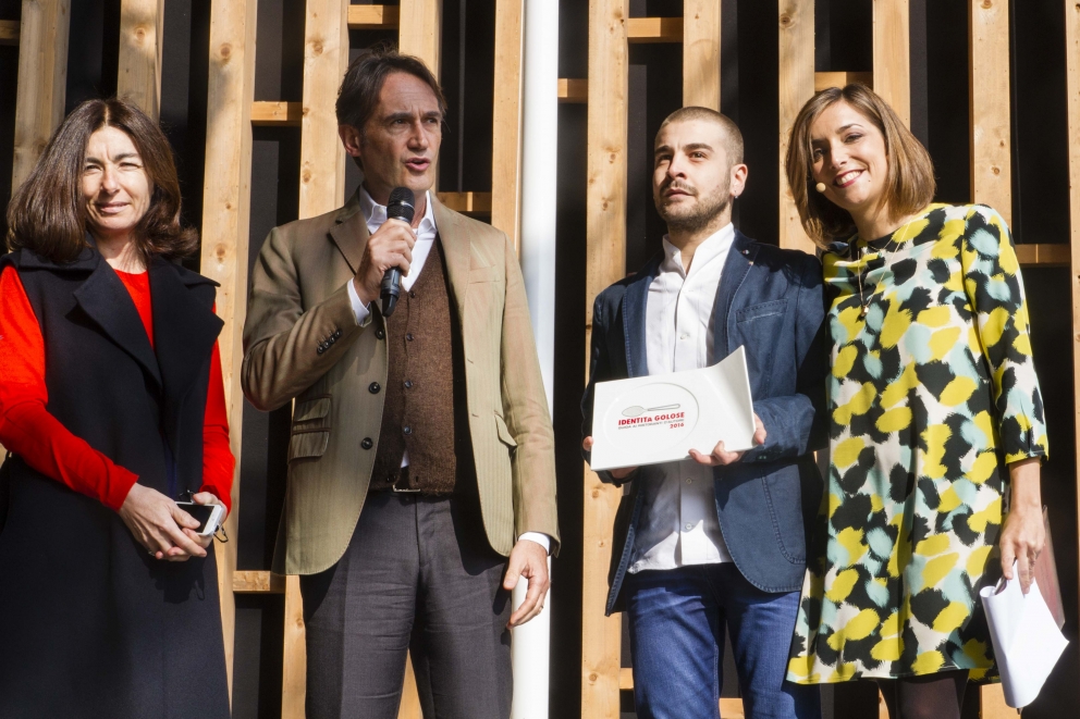 Galleria fotografica






Il palco, pronto per la presentazione








Le porcellane Figgjo Norway omaggiate ai premiati, fornite da Caraiba Luxury, partner storico di Identità Golose, e i main sponsor della Guida 2016: Acqua Panna e S.Pellegrino, Birra Moretti e Ruinart
 








Cinzia Benzi di Magenta Bureau e la presentatrice Lisa Casali








La squadra di sala di Identità Expo S.Pellegrino









DREAM TEAM: una nutrita rappresentanza degli chef che in questi sei mesi hanno cucinato a Identità Expo








Piero Galli, Direttore Generale di Expo Milano 2015, con Claudio Ceroni di Magenta Bureau









Claudio Ceroni ringrazia Daria Abbondi di Magenta Bureau e Claudio Scavizzi di Gentil, responsabili organizzativi di Identità Expo








Paolo Marchi introduce l'executive chef di Identità Expo Andrea Ribaldone e il suo socio Salvatore Iandolino








Paolo Marchi








Paolo Marchi e Claudio Ceroni








Paolo Marchi e il coordinatore della Guida di Identità Golose, Gabriele Zanatta








Premio Birra in Cucina: Davide Del Duca, Osteria Fernanda, Roma, premiato da Ilaria Zaminga, comunicazione di Heineken Italia, e Marco Cristofoletto, brand manager di Birra Moretti








La miglior carta dei vini e dei distillati: Alberto Tasinato e Federico Dell'Omarino, Ristorante Seta by Antonio Guida, Milano, premiati da Riccardo Caliceti, senior brand manager di Ruinart








Il miglior sommelier: Alberto Piras, Il Luogo di Aimo e Nadia, Milano, premiato da Michele Zonin, vice presidente di Zonin 1821









Il miglior maître: Jgor Tessari, Stube Gourmet dell'Hotel Europa, Asiago (Vi), premiato da Paolo Marchi in rappresentanza di Alfredo Zini, presidente Ente Bilaterale Nazionale Turismo





