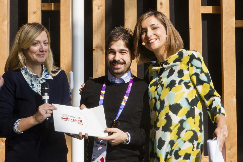 Galleria fotografica






Il palco, pronto per la presentazione








Le porcellane Figgjo Norway omaggiate ai premiati, fornite da Caraiba Luxury, partner storico di Identità Golose, e i main sponsor della Guida 2016: Acqua Panna e S.Pellegrino, Birra Moretti e Ruinart
 








Cinzia Benzi di Magenta Bureau e la presentatrice Lisa Casali








La squadra di sala di Identità Expo S.Pellegrino









DREAM TEAM: una nutrita rappresentanza degli chef che in questi sei mesi hanno cucinato a Identità Expo








Piero Galli, Direttore Generale di Expo Milano 2015, con Claudio Ceroni di Magenta Bureau









Claudio Ceroni ringrazia Daria Abbondi di Magenta Bureau e Claudio Scavizzi di Gentil, responsabili organizzativi di Identità Expo








Paolo Marchi introduce l'executive chef di Identità Expo Andrea Ribaldone e il suo socio Salvatore Iandolino








Paolo Marchi








Paolo Marchi e Claudio Ceroni








Paolo Marchi e il coordinatore della Guida di Identità Golose, Gabriele Zanatta








Premio Birra in Cucina: Davide Del Duca, Osteria Fernanda, Roma, premiato da Ilaria Zaminga, comunicazione di Heineken Italia, e Marco Cristofoletto, brand manager di Birra Moretti








La miglior carta dei vini e dei distillati: Alberto Tasinato e Federico Dell'Omarino, Ristorante Seta by Antonio Guida, Milano, premiati da Riccardo Caliceti, senior brand manager di Ruinart








Il miglior sommelier: Alberto Piras, Il Luogo di Aimo e Nadia, Milano, premiato da Michele Zonin, vice presidente di Zonin 1821









Il miglior maître: Jgor Tessari, Stube Gourmet dell'Hotel Europa, Asiago (Vi), premiato da Paolo Marchi in rappresentanza di Alfredo Zini, presidente Ente Bilaterale Nazionale Turismo








Il miglior cestino del pane: Bernardino Como, Reale, Castel di Sangro (Aq) e Spazio, Rivisondoli (Aq), premiato da Piero Gabrieli e Chiara Quaglia di Molino Quaglia





