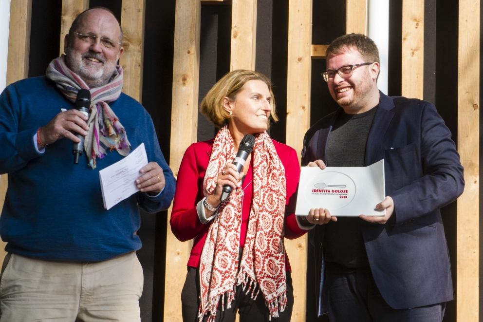 Galleria fotografica






Il palco, pronto per la presentazione








Le porcellane Figgjo Norway omaggiate ai premiati, fornite da Caraiba Luxury, partner storico di Identità Golose, e i main sponsor della Guida 2016: Acqua Panna e S.Pellegrino, Birra Moretti e Ruinart
 








Cinzia Benzi di Magenta Bureau e la presentatrice Lisa Casali








La squadra di sala di Identità Expo S.Pellegrino









DREAM TEAM: una nutrita rappresentanza degli chef che in questi sei mesi hanno cucinato a Identità Expo








Piero Galli, Direttore Generale di Expo Milano 2015, con Claudio Ceroni di Magenta Bureau









Claudio Ceroni ringrazia Daria Abbondi di Magenta Bureau e Claudio Scavizzi di Gentil, responsabili organizzativi di Identità Expo








Paolo Marchi introduce l'executive chef di Identità Expo Andrea Ribaldone e il suo socio Salvatore Iandolino








Paolo Marchi








Paolo Marchi e Claudio Ceroni








Paolo Marchi e il coordinatore della Guida di Identità Golose, Gabriele Zanatta








Premio Birra in Cucina: Davide Del Duca, Osteria Fernanda, Roma, premiato da Ilaria Zaminga, comunicazione di Heineken Italia, e Marco Cristofoletto, brand manager di Birra Moretti








La miglior carta dei vini e dei distillati: Alberto Tasinato e Federico Dell'Omarino, Ristorante Seta by Antonio Guida, Milano, premiati da Riccardo Caliceti, senior brand manager di Ruinart








Il miglior sommelier: Alberto Piras, Il Luogo di Aimo e Nadia, Milano, premiato da Michele Zonin, vice presidente di Zonin 1821









Il miglior maître: Jgor Tessari, Stube Gourmet dell'Hotel Europa, Asiago (Vi), premiato da Paolo Marchi in rappresentanza di Alfredo Zini, presidente Ente Bilaterale Nazionale Turismo








Il miglior cestino del pane: Bernardino Como, Reale, Castel di Sangro (Aq) e Spazio, Rivisondoli (Aq), premiato da Piero Gabrieli e Chiara Quaglia di Molino Quaglia








Sorpresa dell'anno: Cristian Torsiello, Osteria Arbustico, Valva (Sa), premiato da Anna Maschio di Bonaventura Maschio





