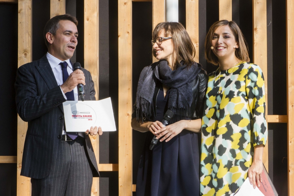 Galleria fotografica






Il palco, pronto per la presentazione








Le porcellane Figgjo Norway omaggiate ai premiati, fornite da Caraiba Luxury, partner storico di Identità Golose, e i main sponsor della Guida 2016: Acqua Panna e S.Pellegrino, Birra Moretti e Ruinart
 








Cinzia Benzi di Magenta Bureau e la presentatrice Lisa Casali








La squadra di sala di Identità Expo S.Pellegrino









DREAM TEAM: una nutrita rappresentanza degli chef che in questi sei mesi hanno cucinato a Identità Expo








Piero Galli, Direttore Generale di Expo Milano 2015, con Claudio Ceroni di Magenta Bureau









Claudio Ceroni ringrazia Daria Abbondi di Magenta Bureau e Claudio Scavizzi di Gentil, responsabili organizzativi di Identità Expo








Paolo Marchi introduce l'executive chef di Identità Expo Andrea Ribaldone e il suo socio Salvatore Iandolino








Paolo Marchi








Paolo Marchi e Claudio Ceroni








Paolo Marchi e il coordinatore della Guida di Identità Golose, Gabriele Zanatta








Premio Birra in Cucina: Davide Del Duca, Osteria Fernanda, Roma, premiato da Ilaria Zaminga, comunicazione di Heineken Italia, e Marco Cristofoletto, brand manager di Birra Moretti








La miglior carta dei vini e dei distillati: Alberto Tasinato e Federico Dell'Omarino, Ristorante Seta by Antonio Guida, Milano, premiati da Riccardo Caliceti, senior brand manager di Ruinart








Il miglior sommelier: Alberto Piras, Il Luogo di Aimo e Nadia, Milano, premiato da Michele Zonin, vice presidente di Zonin 1821









Il miglior maître: Jgor Tessari, Stube Gourmet dell'Hotel Europa, Asiago (Vi), premiato da Paolo Marchi in rappresentanza di Alfredo Zini, presidente Ente Bilaterale Nazionale Turismo








Il miglior cestino del pane: Bernardino Como, Reale, Castel di Sangro (Aq) e Spazio, Rivisondoli (Aq), premiato da Piero Gabrieli e Chiara Quaglia di Molino Quaglia








Sorpresa dell'anno: Cristian Torsiello, Osteria Arbustico, Valva (Sa), premiato da Anna Maschio di Bonaventura Maschio








Il miglior chef straniero: Isaac McHale, The Clove Club, Londra, premiato da Sara Peirone, manager top gastronomy Lavazza





