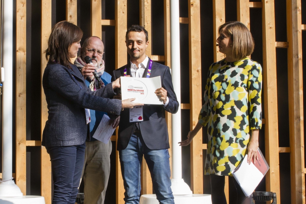 Galleria fotografica






Il palco, pronto per la presentazione








Le porcellane Figgjo Norway omaggiate ai premiati, fornite da Caraiba Luxury, partner storico di Identità Golose, e i main sponsor della Guida 2016: Acqua Panna e S.Pellegrino, Birra Moretti e Ruinart
 








Cinzia Benzi di Magenta Bureau e la presentatrice Lisa Casali








La squadra di sala di Identità Expo S.Pellegrino









DREAM TEAM: una nutrita rappresentanza degli chef che in questi sei mesi hanno cucinato a Identità Expo








Piero Galli, Direttore Generale di Expo Milano 2015, con Claudio Ceroni di Magenta Bureau









Claudio Ceroni ringrazia Daria Abbondi di Magenta Bureau e Claudio Scavizzi di Gentil, responsabili organizzativi di Identità Expo








Paolo Marchi introduce l'executive chef di Identità Expo Andrea Ribaldone e il suo socio Salvatore Iandolino








Paolo Marchi








Paolo Marchi e Claudio Ceroni








Paolo Marchi e il coordinatore della Guida di Identità Golose, Gabriele Zanatta








Premio Birra in Cucina: Davide Del Duca, Osteria Fernanda, Roma, premiato da Ilaria Zaminga, comunicazione di Heineken Italia, e Marco Cristofoletto, brand manager di Birra Moretti








La miglior carta dei vini e dei distillati: Alberto Tasinato e Federico Dell'Omarino, Ristorante Seta by Antonio Guida, Milano, premiati da Riccardo Caliceti, senior brand manager di Ruinart








Il miglior sommelier: Alberto Piras, Il Luogo di Aimo e Nadia, Milano, premiato da Michele Zonin, vice presidente di Zonin 1821









Il miglior maître: Jgor Tessari, Stube Gourmet dell'Hotel Europa, Asiago (Vi), premiato da Paolo Marchi in rappresentanza di Alfredo Zini, presidente Ente Bilaterale Nazionale Turismo








Il miglior cestino del pane: Bernardino Como, Reale, Castel di Sangro (Aq) e Spazio, Rivisondoli (Aq), premiato da Piero Gabrieli e Chiara Quaglia di Molino Quaglia








Sorpresa dell'anno: Cristian Torsiello, Osteria Arbustico, Valva (Sa), premiato da Anna Maschio di Bonaventura Maschio








Il miglior chef straniero: Isaac McHale, The Clove Club, Londra, premiato da Sara Peirone, manager top gastronomy Lavazza








Il miglior chef pasticcere: Sara Simionato, Antica Osteria Cera, Campagna Lupia (Ve), premiata da Enrico Berto, presidente di Berto's Cucine





