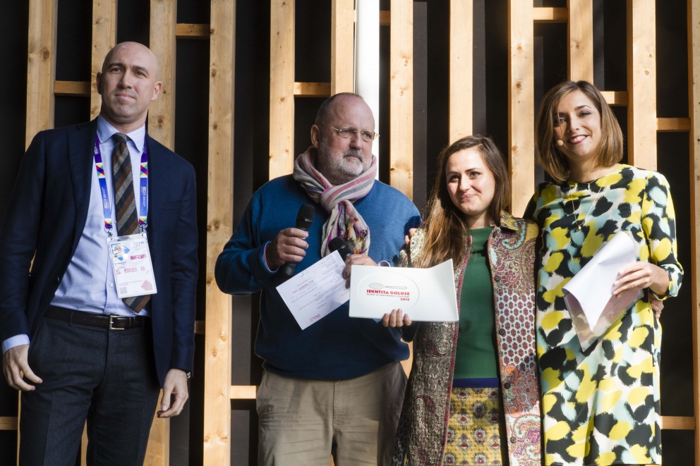 Galleria fotografica






Il palco, pronto per la presentazione








Le porcellane Figgjo Norway omaggiate ai premiati, fornite da Caraiba Luxury, partner storico di Identità Golose, e i main sponsor della Guida 2016: Acqua Panna e S.Pellegrino, Birra Moretti e Ruinart
 








Cinzia Benzi di Magenta Bureau e la presentatrice Lisa Casali








La squadra di sala di Identità Expo S.Pellegrino









DREAM TEAM: una nutrita rappresentanza degli chef che in questi sei mesi hanno cucinato a Identità Expo








Piero Galli, Direttore Generale di Expo Milano 2015, con Claudio Ceroni di Magenta Bureau









Claudio Ceroni ringrazia Daria Abbondi di Magenta Bureau e Claudio Scavizzi di Gentil, responsabili organizzativi di Identità Expo








Paolo Marchi introduce l'executive chef di Identità Expo Andrea Ribaldone e il suo socio Salvatore Iandolino








Paolo Marchi








Paolo Marchi e Claudio Ceroni








Paolo Marchi e il coordinatore della Guida di Identità Golose, Gabriele Zanatta








Premio Birra in Cucina: Davide Del Duca, Osteria Fernanda, Roma, premiato da Ilaria Zaminga, comunicazione di Heineken Italia, e Marco Cristofoletto, brand manager di Birra Moretti








La miglior carta dei vini e dei distillati: Alberto Tasinato e Federico Dell'Omarino, Ristorante Seta by Antonio Guida, Milano, premiati da Riccardo Caliceti, senior brand manager di Ruinart








Il miglior sommelier: Alberto Piras, Il Luogo di Aimo e Nadia, Milano, premiato da Michele Zonin, vice presidente di Zonin 1821









Il miglior maître: Jgor Tessari, Stube Gourmet dell'Hotel Europa, Asiago (Vi), premiato da Paolo Marchi in rappresentanza di Alfredo Zini, presidente Ente Bilaterale Nazionale Turismo








Il miglior cestino del pane: Bernardino Como, Reale, Castel di Sangro (Aq) e Spazio, Rivisondoli (Aq), premiato da Piero Gabrieli e Chiara Quaglia di Molino Quaglia








Sorpresa dell'anno: Cristian Torsiello, Osteria Arbustico, Valva (Sa), premiato da Anna Maschio di Bonaventura Maschio








Il miglior chef straniero: Isaac McHale, The Clove Club, Londra, premiato da Sara Peirone, manager top gastronomy Lavazza








Il miglior chef pasticcere: Sara Simionato, Antica Osteria Cera, Campagna Lupia (Ve), premiata da Enrico Berto, presidente di Berto's Cucine








Giovane famiglia: Filippo Uliassi (premiato insieme a Mauro e Catia), Uliassi, Senigallia (An), premiato da Anna Baccarani, marketing manager Surgital SpA





