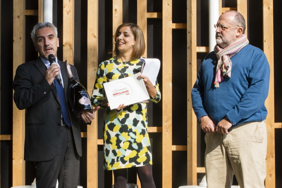 Galleria fotografica






Il palco, pronto per la presentazione








Le porcellane Figgjo Norway omaggiate ai premiati, fornite da Caraiba Luxury, partner storico di Identità Golose, e i main sponsor della Guida 2016: Acqua Panna e S.Pellegrino, Birra Moretti e Ruinart
 








Cinzia Benzi di Magenta Bureau e la presentatrice Lisa Casali








La squadra di sala di Identità Expo S.Pellegrino









DREAM TEAM: una nutrita rappresentanza degli chef che in questi sei mesi hanno cucinato a Identità Expo








Piero Galli, Direttore Generale di Expo Milano 2015, con Claudio Ceroni di Magenta Bureau









Claudio Ceroni ringrazia Daria Abbondi di Magenta Bureau e Claudio Scavizzi di Gentil, responsabili organizzativi di Identità Expo








Paolo Marchi introduce l'executive chef di Identità Expo Andrea Ribaldone e il suo socio Salvatore Iandolino








Paolo Marchi








Paolo Marchi e Claudio Ceroni








Paolo Marchi e il coordinatore della Guida di Identità Golose, Gabriele Zanatta








Premio Birra in Cucina: Davide Del Duca, Osteria Fernanda, Roma, premiato da Ilaria Zaminga, comunicazione di Heineken Italia, e Marco Cristofoletto, brand manager di Birra Moretti








La miglior carta dei vini e dei distillati: Alberto Tasinato e Federico Dell'Omarino, Ristorante Seta by Antonio Guida, Milano, premiati da Riccardo Caliceti, senior brand manager di Ruinart








Il miglior sommelier: Alberto Piras, Il Luogo di Aimo e Nadia, Milano, premiato da Michele Zonin, vice presidente di Zonin 1821









Il miglior maître: Jgor Tessari, Stube Gourmet dell'Hotel Europa, Asiago (Vi), premiato da Paolo Marchi in rappresentanza di Alfredo Zini, presidente Ente Bilaterale Nazionale Turismo








Il miglior cestino del pane: Bernardino Como, Reale, Castel di Sangro (Aq) e Spazio, Rivisondoli (Aq), premiato da Piero Gabrieli e Chiara Quaglia di Molino Quaglia








Sorpresa dell'anno: Cristian Torsiello, Osteria Arbustico, Valva (Sa), premiato da Anna Maschio di Bonaventura Maschio








Il miglior chef straniero: Isaac McHale, The Clove Club, Londra, premiato da Sara Peirone, manager top gastronomy Lavazza








Il miglior chef pasticcere: Sara Simionato, Antica Osteria Cera, Campagna Lupia (Ve), premiata da Enrico Berto, presidente di Berto's Cucine








Giovane famiglia: Filippo Uliassi (premiato insieme a Mauro e Catia), Uliassi, Senigallia (An), premiato da Anna Baccarani, marketing manager Surgital SpA








La migliore chef: Caterina Ceraudo, Dattilo, Strongoli (Kr), premiata da Alessandro Locatelli, Expo project manager per Acqua Panna S.Pellegrino





