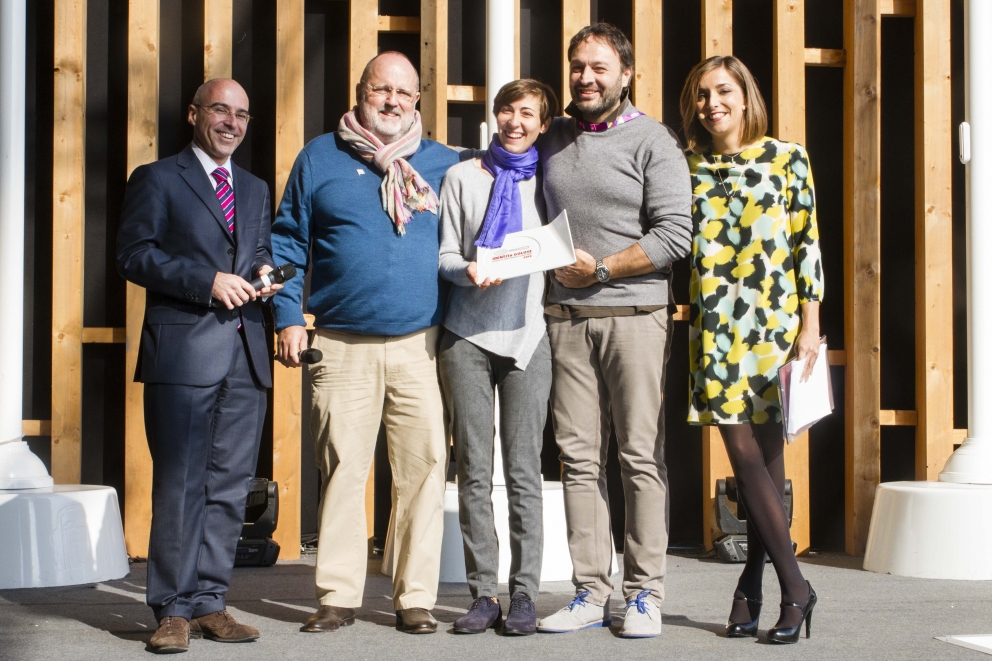 Galleria fotografica






Il palco, pronto per la presentazione








Le porcellane Figgjo Norway omaggiate ai premiati, fornite da Caraiba Luxury, partner storico di Identità Golose, e i main sponsor della Guida 2016: Acqua Panna e S.Pellegrino, Birra Moretti e Ruinart
 








Cinzia Benzi di Magenta Bureau e la presentatrice Lisa Casali








La squadra di sala di Identità Expo S.Pellegrino









DREAM TEAM: una nutrita rappresentanza degli chef che in questi sei mesi hanno cucinato a Identità Expo








Piero Galli, Direttore Generale di Expo Milano 2015, con Claudio Ceroni di Magenta Bureau









Claudio Ceroni ringrazia Daria Abbondi di Magenta Bureau e Claudio Scavizzi di Gentil, responsabili organizzativi di Identità Expo








Paolo Marchi introduce l'executive chef di Identità Expo Andrea Ribaldone e il suo socio Salvatore Iandolino








Paolo Marchi








Paolo Marchi e Claudio Ceroni








Paolo Marchi e il coordinatore della Guida di Identità Golose, Gabriele Zanatta








Premio Birra in Cucina: Davide Del Duca, Osteria Fernanda, Roma, premiato da Ilaria Zaminga, comunicazione di Heineken Italia, e Marco Cristofoletto, brand manager di Birra Moretti








La miglior carta dei vini e dei distillati: Alberto Tasinato e Federico Dell'Omarino, Ristorante Seta by Antonio Guida, Milano, premiati da Riccardo Caliceti, senior brand manager di Ruinart








Il miglior sommelier: Alberto Piras, Il Luogo di Aimo e Nadia, Milano, premiato da Michele Zonin, vice presidente di Zonin 1821









Il miglior maître: Jgor Tessari, Stube Gourmet dell'Hotel Europa, Asiago (Vi), premiato da Paolo Marchi in rappresentanza di Alfredo Zini, presidente Ente Bilaterale Nazionale Turismo








Il miglior cestino del pane: Bernardino Como, Reale, Castel di Sangro (Aq) e Spazio, Rivisondoli (Aq), premiato da Piero Gabrieli e Chiara Quaglia di Molino Quaglia








Sorpresa dell'anno: Cristian Torsiello, Osteria Arbustico, Valva (Sa), premiato da Anna Maschio di Bonaventura Maschio








Il miglior chef straniero: Isaac McHale, The Clove Club, Londra, premiato da Sara Peirone, manager top gastronomy Lavazza








Il miglior chef pasticcere: Sara Simionato, Antica Osteria Cera, Campagna Lupia (Ve), premiata da Enrico Berto, presidente di Berto's Cucine








Giovane famiglia: Filippo Uliassi (premiato insieme a Mauro e Catia), Uliassi, Senigallia (An), premiato da Anna Baccarani, marketing manager Surgital SpA








La migliore chef: Caterina Ceraudo, Dattilo, Strongoli (Kr), premiata da Alessandro Locatelli, Expo project manager per Acqua Panna S.Pellegrino








Il miglior food writer: Lisa Casali, Eco Cucina su D di Repubblica, premiata da Alberto Ugolini, brand ambassador Gruppo Santa Margherita






