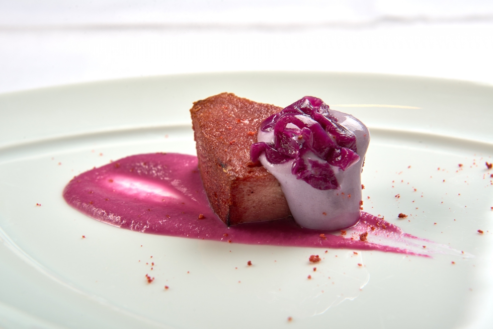 Galleria fotografica






Massimiliano Poggi, Al Cambio, Bologna

Uovo asparagi e parmigiano. Rappresenta la tradizione, non solo bolognese ma italiana. Chiaro che noi, con l'apparato di Altedo, abbiamo una fortuna che non tutte le regioni hanno: l'abbiamo in casa e di qualità assoluta! Riprendo la tradizione e trasformo le consistenze: a essere fritto non è più l'uovo ma la punta degli asparagi; il parmigiano non è più grattato ma viene reso cremoso con aggiunta di brodo di asparagi; aggiungo solo una parte di succo di asparagi crudi perché dà una notevole componente minerale amarognola. Un anticipo di primavera









Alessandro Panichi, Sotto l'Arco, Bologna

Canocchia, radicchio, bottarga e lampone. Dolce, amaro, acido e iodato (foto Bob Noto)









Isa Mazzocchi, La Palta, Borgonovo Valtidone (Piacenza)

Batarò con senape selvatica, pescegatto e pancetta. Una specie di pane schiacciato, con percentuale di polenta, ripieno di salumi piacentini (si serve soprattutto in val tidone). Piacenza in un batarò









Alberto Faccani, Magnolia, Cesenatico (Forlì-Cesena)

Triglia, amaretto, zafferano e limone. La dolcezza e la grassezza della triglia, la nota alcolica del liquore di mandorla, la profondità dello zafferano e l'aspro del limone. Un omaggio all'Italia e al Mediterraneo









Omar Casali, Marè, Cesenatico (Forlì-Cesena)

Bora Nera. Spaghettoni, inchiostro, quinto quarto di seppia, alghe e bergamotto. Materia prima, tecnica e tanto cuore per riportare nel piatto l'affascinante e profondo profumo iodato di una burrascosa giornata sul molo di Cesenatico









Fabrizio Mantovani, Fm con gusto, Faenza (Ravenna)

Patata ratta, lenticchie e caviale. E' una sintesi della mia cucina: una semplice patata con lenticchie, arricchita da un piccolo cucchiaio di caviale. Una crème fraîche allo zafferano e zest di lime. Estetica, istinto e semplicità ragionata









Massimiliano Mascia, San Domenico, Imola (Bologna)

Scampo, goletta e piselli. Amo i colori e i sapori della primavera e mi piace giocare con la contaminazione carne/pesce









Luca Marchini, L'Erba del Re, Modena

Risotto con ostriche, succo di porri, rucola e rabarbaro. E' il frutto della volontà di far coesistere la forza olfattiva del mare, proveniente dalle ostriche adagiate sulla superfice, con la pseudo-dolcezza di un risotto cremoso, la cui cottura viene fatta con un succo di porri grigliati e brasati. Giocano un ruolo di equilibrio la freschezza e asprezza del rabarbaro e il lieve amaro della rucola selvatica









Massimo Bottura, Osteria Francescana, Modena

Sometimes maillard, sometimes partrige... even bollito in civèt sauce. Ovvero, "A volte germano reale, a volte pernice... persino il bollito in salsa civet"









Irina Steccanella e Beppe Palmieri, Panino, Modena

Tortellini SuperPanna. Comprare una grande materia prima per fare un grande tortellino, e restiuire valore e qualità a un piatto della cucina domestica degenerato col tempo









Gianluca Gorini, Le Giare, Montiano (Forlì-Cesena)

Cetriolo, liquore Varnelli e uova di pesce affumicate. Note vegetali che incontrano quelle marine e affumicate per un interpretazione a 360 gradi del cetriolo, dal germoglio al fiore









Riccardo Agostini, Il Piastrino, Pennabilli (Rimini)

Animella d’agnello, latte ed estratto d’alloro. L'idea è quella di proporre un'animella inconsueta, d'agnello, senza nascondere le sue caratteristiche gustative come da tradizione ma esaltandole con il concentrato di latte di pecora per rafforzarne il gust. Vista la componente grassa, ho utilizzato l'alloro per il suo gusto amaro e la sua rinfrescante balsamicità









Terry Giacomello, Inkiostro, Parma

La pasta a modo nostro. Tagliolini tiepidi al bianco d'uovo con crema di parmigiano 36 mesi, rosso d'uovo sbattuto, caviale di tartufo e foglie di timo. E' un albume d'uovo cotto a vapore, steso come la pasta tradizionale, tagliato a mano a tagliolino, contornato da una crema di parmigiano, macchiata con un rosso d'uovo sbattuto e guarnito con foglie di timo e caviale di tartufo









Marco Parizzi, Parizzi, Parma

Consommé di buccia di patate, cipolla bruciata e ostriche con anolini di salmone. Il contrasto tra ingredienti di scarto e ingredienti pregiati, l'apparenza rassicurante di un piatto tipico con gusti completamente stravolti









Carla Aradelli, Riva, Ponte Dell'Olio (Piacenza)

Polpo, radicchio tardivo, crochetta di patate e majonese di rape rosse. Un piatto di semplicità ricercata: polpo e patate (la tradizione) e prodotti di stagione (radicchio tardivo e rapa rossa) creano un gioco di colori, radici e consistenze









Rino Duca, Il Grano di Pepe, Ravarino (Bologna)

Riso alla mandorla, gambero rosso e capperi. In Sicilia storicamente si cucinavano risi e non risotti. Nel mio piatto s'incontrano l'eleganza della mandorla, la sapidità del cappero e la profondità del gambero crudo









Matteo Salbaroli, Osteria L'Acciuga, Ravenna

Polpo arrostito, crema di topinambur e nocciole tostate. L'ho proposto al cenone e ha avuto così successo che lo riproponiamo anche l'inverno. Non solo polipo e patate






