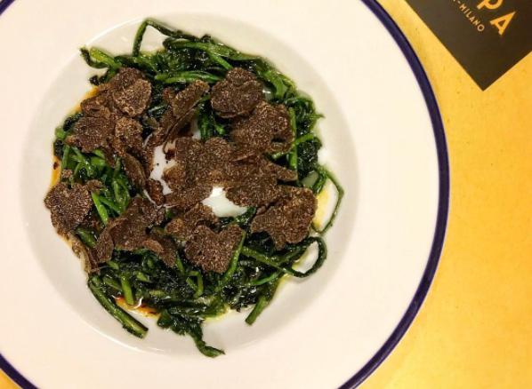 Galleria fotografica






Trippa fritta. Il primo piatto icona del locale









Vitello tonnato. Altro piatto icona









Midollo alla brace. Terzo piatto icona









Uovo morbido, animelle e bietoline all'erba di San Pietro









Ventresca di tonnetto ala lunga alla brace, cipolle agrodolci, capperi e rosmarino









Zucca di Hokkaido in carpione e bagna cauda









Uova di seppia arrostite, tarassaco, cicoria e bottarga di tonno









Baccalà, crema di ceci e cavolo nero









Insalata russa









Cardo gobbo gratinato e uova di aringa affumicate









Terrina di fegatini di pollo, saba e marmellata di cipolle alla menta









Risotto allo zafferano e midollo alla brace









Ravioli ripieni di ricotta di pecora e tarassaco, ricci di mare e erba cipollina









Gnocchi al ragù









Risotto all'aceto invecchiato, tarassaco, cicciolata e pepe nero









Mezze Maniche con pajata









Verdure bollite e bagna cauda









Beccaccia arrosto









Baccalà, lenticchie e pancetta stufata di mora romagnola (autoprodotta)









Granelle di agnello fritte, radicchio di Verona brasato al Valpolicella e salsa al gorgonzola









Frontali di ricciola nel guanciale alla brace, crema di cicerchie e rosmarino









Animelle croccanti, radicchio tardivo confit, cedro candito e liquirizia









Anguilla in carpione al dragoncello









Polenta gialla, salsiccia moretta e verza









Polenta bianca e garusoli al limone









Vignarola: fave, carciofi, lattuga romana, guanciale, cipollotto e pecorino romano









Asparagi, uova di quaglia, senape e cerfoglio









Diaframma di cavallo alla brace, crema di cipolle di tropea, crescione d'acqua









Fritto di leccia: cuore, fegato e lattume









Coratella di agnello









Orecchio di maiale alla brace, crema di radici di soncino, talli d'aglio, foglie di senape









Cipolla novella, fonduta di Castelmagno, agretti e liquirizia









Diaframma di vitello alla brace, bietole alla menta e purè









Tomahawk di pecora brogna alla brace, carote e portulaca









Crema di zucchine, salsa al caprino e pepe nero









Trippa alla parmigiana









Focaccia al vitello tonnato, preparazione a 4 mani concepita in uno dei frequenti "fuori carta" (cene a 4 mani) con Renato Bosco di Saporè









Polpo arrosto, crema di zucca, broccolo fiolaro e semi di zucca alla cannella









Cipolle in carpione e fonduta di fontina d'alpeggio









Cocotte di broccolo fiolaro e guanciale






