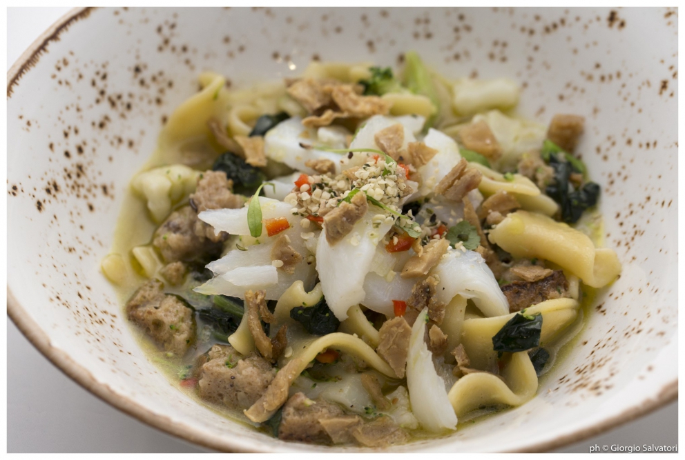 Galleria fotografica






Massimiliano Poggi, Al Cambio, Bologna

Uovo asparagi e parmigiano. Rappresenta la tradizione, non solo bolognese ma italiana. Chiaro che noi, con l'apparato di Altedo, abbiamo una fortuna che non tutte le regioni hanno: l'abbiamo in casa e di qualità assoluta! Riprendo la tradizione e trasformo le consistenze: a essere fritto non è più l'uovo ma la punta degli asparagi; il parmigiano non è più grattato ma viene reso cremoso con aggiunta di brodo di asparagi; aggiungo solo una parte di succo di asparagi crudi perché dà una notevole componente minerale amarognola. Un anticipo di primavera









Alessandro Panichi, Sotto l'Arco, Bologna

Canocchia, radicchio, bottarga e lampone. Dolce, amaro, acido e iodato (foto Bob Noto)









Isa Mazzocchi, La Palta, Borgonovo Valtidone (Piacenza)

Batarò con senape selvatica, pescegatto e pancetta. Una specie di pane schiacciato, con percentuale di polenta, ripieno di salumi piacentini (si serve soprattutto in val tidone). Piacenza in un batarò









Alberto Faccani, Magnolia, Cesenatico (Forlì-Cesena)

Triglia, amaretto, zafferano e limone. La dolcezza e la grassezza della triglia, la nota alcolica del liquore di mandorla, la profondità dello zafferano e l'aspro del limone. Un omaggio all'Italia e al Mediterraneo









Omar Casali, Marè, Cesenatico (Forlì-Cesena)

Bora Nera. Spaghettoni, inchiostro, quinto quarto di seppia, alghe e bergamotto. Materia prima, tecnica e tanto cuore per riportare nel piatto l'affascinante e profondo profumo iodato di una burrascosa giornata sul molo di Cesenatico









Fabrizio Mantovani, Fm con gusto, Faenza (Ravenna)

Patata ratta, lenticchie e caviale. E' una sintesi della mia cucina: una semplice patata con lenticchie, arricchita da un piccolo cucchiaio di caviale. Una crème fraîche allo zafferano e zest di lime. Estetica, istinto e semplicità ragionata









Massimiliano Mascia, San Domenico, Imola (Bologna)

Scampo, goletta e piselli. Amo i colori e i sapori della primavera e mi piace giocare con la contaminazione carne/pesce









Luca Marchini, L'Erba del Re, Modena

Risotto con ostriche, succo di porri, rucola e rabarbaro. E' il frutto della volontà di far coesistere la forza olfattiva del mare, proveniente dalle ostriche adagiate sulla superfice, con la pseudo-dolcezza di un risotto cremoso, la cui cottura viene fatta con un succo di porri grigliati e brasati. Giocano un ruolo di equilibrio la freschezza e asprezza del rabarbaro e il lieve amaro della rucola selvatica









Massimo Bottura, Osteria Francescana, Modena

Sometimes maillard, sometimes partrige... even bollito in civèt sauce. Ovvero, "A volte germano reale, a volte pernice... persino il bollito in salsa civet"









Irina Steccanella e Beppe Palmieri, Panino, Modena

Tortellini SuperPanna. Comprare una grande materia prima per fare un grande tortellino, e restiuire valore e qualità a un piatto della cucina domestica degenerato col tempo









Gianluca Gorini, Le Giare, Montiano (Forlì-Cesena)

Cetriolo, liquore Varnelli e uova di pesce affumicate. Note vegetali che incontrano quelle marine e affumicate per un interpretazione a 360 gradi del cetriolo, dal germoglio al fiore









Riccardo Agostini, Il Piastrino, Pennabilli (Rimini)

Animella d’agnello, latte ed estratto d’alloro. L'idea è quella di proporre un'animella inconsueta, d'agnello, senza nascondere le sue caratteristiche gustative come da tradizione ma esaltandole con il concentrato di latte di pecora per rafforzarne il gust. Vista la componente grassa, ho utilizzato l'alloro per il suo gusto amaro e la sua rinfrescante balsamicità









Terry Giacomello, Inkiostro, Parma

La pasta a modo nostro. Tagliolini tiepidi al bianco d'uovo con crema di parmigiano 36 mesi, rosso d'uovo sbattuto, caviale di tartufo e foglie di timo. E' un albume d'uovo cotto a vapore, steso come la pasta tradizionale, tagliato a mano a tagliolino, contornato da una crema di parmigiano, macchiata con un rosso d'uovo sbattuto e guarnito con foglie di timo e caviale di tartufo









Marco Parizzi, Parizzi, Parma

Consommé di buccia di patate, cipolla bruciata e ostriche con anolini di salmone. Il contrasto tra ingredienti di scarto e ingredienti pregiati, l'apparenza rassicurante di un piatto tipico con gusti completamente stravolti









Carla Aradelli, Riva, Ponte Dell'Olio (Piacenza)

Polpo, radicchio tardivo, crochetta di patate e majonese di rape rosse. Un piatto di semplicità ricercata: polpo e patate (la tradizione) e prodotti di stagione (radicchio tardivo e rapa rossa) creano un gioco di colori, radici e consistenze









Rino Duca, Il Grano di Pepe, Ravarino (Bologna)

Riso alla mandorla, gambero rosso e capperi. In Sicilia storicamente si cucinavano risi e non risotti. Nel mio piatto s'incontrano l'eleganza della mandorla, la sapidità del cappero e la profondità del gambero crudo









Matteo Salbaroli, Osteria L'Acciuga, Ravenna

Polpo arrostito, crema di topinambur e nocciole tostate. L'ho proposto al cenone e ha avuto così successo che lo riproponiamo anche l'inverno. Non solo polipo e patate









Gianni e Fulvia D'Amato, Caffè Arti e Mestieri, Reggiolo (Reggio Emilia)

Il viola della lingua. Lingua salmistrata cotta, spuma di patata viola, cavolo viola in agrodolce, polvere di lamponi disidratati






