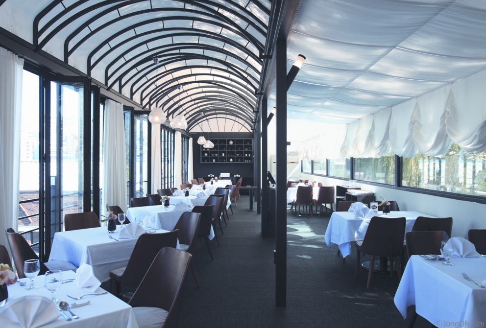 Galleria fotografica






Panoramica dal 32mo piano del Lotte Hotel di Seul. La capitale della Corea del Sud (che i locali pronunciano "sol"), con 10 milioni di abitanti (25 considerando tutta la proncia di Gyeonggi) è tra le città più popolose al mondo








Sfigurata nel Novecento dai Giapponesi (prima parte del secolo) e dalla guerra di Corea (1950-1953), oggi Seul ha un aspetto moderno, piuttosto occidentale








Con decine di milioni di turisti all'anno, Seul è tra le 10 città più visitate al mondo. Nella foto, una delle attrazioni più viste in città: il Dongdaemun Design Plaza, progettato da Zaha Adid e Samoo e completato nel marzo del 2014
 








A passeggio per il quartiere di Myeongdong, molto frequentato anche per l’alta concentrazione di ristoranti








Il viaggio era cominciato bene: tra le opzioni commestibili sui voli di Korean Air c’è proprio una squisita Bibimpap, con tanto di foglietto illustrativo








Bancarelle all’ingresso del mercato Namdaemun, tra i più popolari di Seul. Chiunque può andare e comprare; non occorrono licenze








Namdaemun, trippa a mollo








L’affitto di una bancarella al Namdaemun costa circa 2.000 dollari americani al mese, ma consente un ricavo medio mensile di almeno il doppio








Cozze giganti, molto popolari sulle tavole coreane








I mercati sono sterminati, molto puliti e per nulla caotici








All’interno del mercato, c’è anche un ristorante molto spartano e molto buono. Serve di tutto: hoe (pesce crudo), kimchi (verdure fermentate), guk tang (zuppe), bibimpap…








Baek kimchi: cavolo stufato con rape bianche, pere, prezzemolo coreano. Talvolta è servito anche con le castagne








Scodella di Bibimbap








Uova di quaglia bollite, aglio e edamame








A chiusura del pasto, ecco una bella zuppa fumante (erano le 8 del mattino)








Zuppa di alghe e merluzzo








Mingles, sulla Cheongdam-dong nel quartiere di Gangnam-gu, è l’indirizzo più interessante di cucina coreana contemporanea. L’ha aperto poco più di un anno fa Mingoo Kang, tornato a casa dopo esperienze da Martin Berasategui e da Nobu Bahamas








Mingoo Kang propone un solo menu degustazione da 88.000 won (circa 70 euro). Ognuno dei piatti contiene sempre un elemento fermentato








Mingles esprime un approccio creativo fondato però sulle salse fermentate, pilastro della cucina coreana tradizionale: cho (aceto), gan-jang (salsa di soia), gochu-jang (pasta molto piccante di peperoni rossi, fagioli di soia bolliti e sale), doen-jang (pasta di fagioli di soia), erbe e spezie








Composizione iniziale di amuse bouche. Da sinistra a destra: Polpo, foglia di senape e pasta di aioli fermentata; Gelatina di bacche omija, zuppetta di asparagi bianchi, mirtilli e spuma di aceto nero e Pera arrotolata nella sogliola (salsa di gochu jang marinata nello yuzu), uva e peperoncino








Sandwich di fegato di rana pescatrice in sfoglia di miele su chip di funghi








Insalata di noodle di riso con senape coreana, spuma di tofu, alghe marinate, abalone e aragosta








Torchon di foie gras marinato nel doen jang (pasta di fagioli di soia), vino di prugne dorate corane e kimchi bianco








Branzino al vapore con calamari mignon brasati in cima e alga combu, brodo di alghe, granchio e kimchi bianco








Cracker di alghe e tapioca con polvere di tartufo, uova di salmone, melanzana e purea di mango








Noodle di umami (capelli d’angelo, pasta di alghe e inchiostro di seppia), brodo di pollo e pesce, spuma di lemongrass, ricci di mare, ostriche fritte e gambero








Per dessert, Crème brulee di jang tro, pican di gan-jang, gochu-jang, gelato alla vaniglia e spuma di whisky








La squadra del ristorante Mingles fa festa a fine cena coi colleghi dell’Osteria Francescana. Al centro, Massimo Bottura, presenza illustre del Seoul Gourmet Festival (leggi qui)








Al centro, Vivian Han, patron del ristorante Congdu, uno dei più quotati in città, il posto ideale esperire la doppia anima della cucina coreana, tra la tradizione e una avanguardia moderata. Con lei si riconoscono lo chef Hwan Eui Lee e Chris Kwon, regista di sala (foto David Rosengarten)





