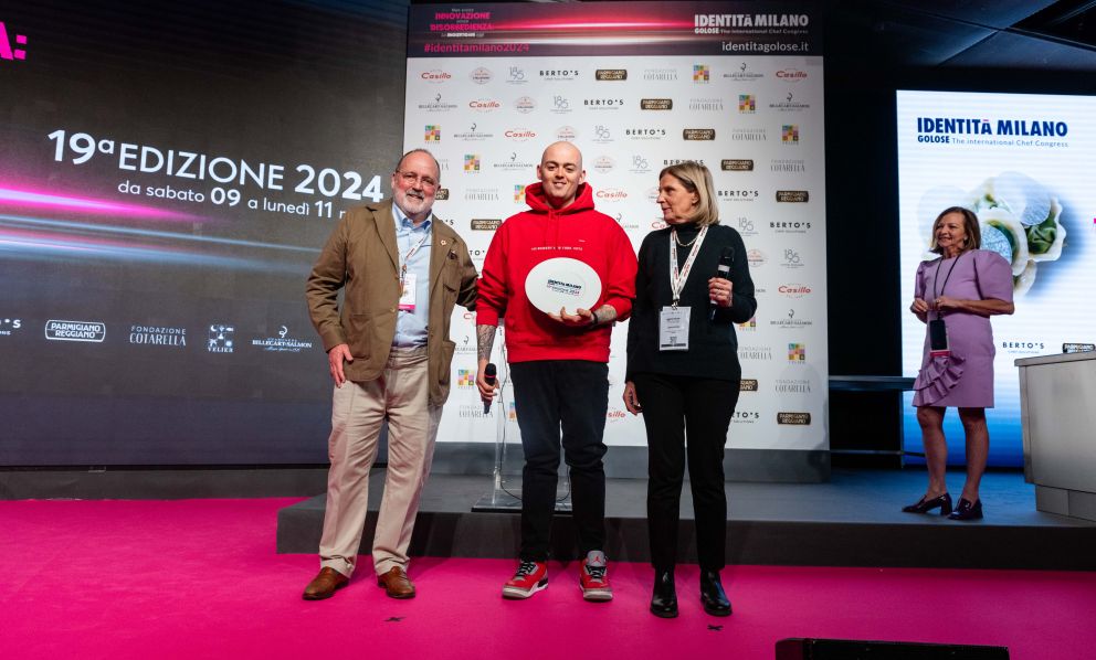 Davide Caranchini del ristorante Materia di Cernobbio (Como) riceve il premio Identità Naturali da Cristina Franceschetti, patron Caraiba
