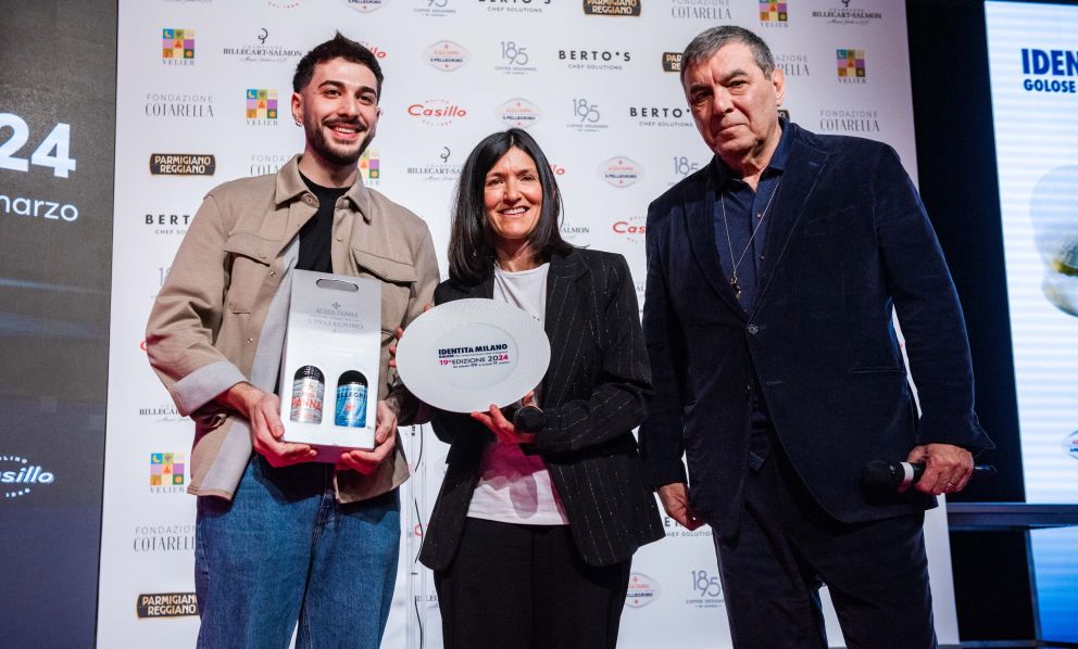 Cinzia Moretti, Head of Trade Marketing - Nestlè Waters Italy, premia Davide Marzullo di Trattoria Contemporanea di Lomazzo (Como) col Premio Vent'Anni
