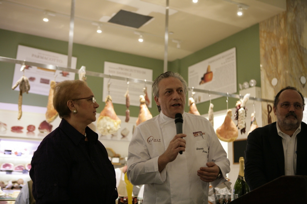 Galleria fotografica






I relatori di Identità New York 2010: da sinistra Gennaro Esposito, Pietro Zito, Emanuele Scarello, Massimo Bottura, Luca Montersino, Cristina Bowerman, Davide Scabin, Moreno Cedroni, Niko Romito, Pino Cuttaia, Ugo Alciati





