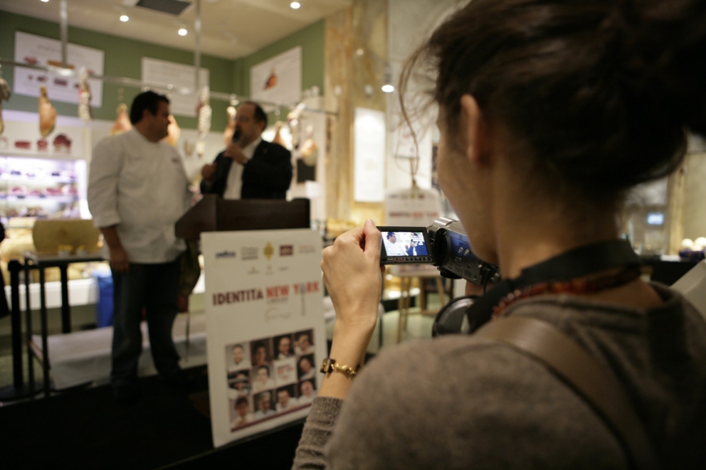 Galleria fotografica






I relatori di Identità New York 2010: da sinistra Gennaro Esposito, Pietro Zito, Emanuele Scarello, Massimo Bottura, Luca Montersino, Cristina Bowerman, Davide Scabin, Moreno Cedroni, Niko Romito, Pino Cuttaia, Ugo Alciati








Lidia Bastianich, Davide Scabin e Paolo Marchi alla conferenza stampa di presentazione Identità New York 2010 nella Piazza di Eataly





