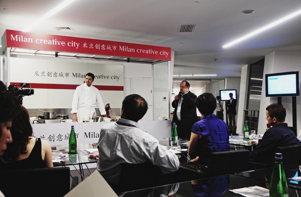 Galleria fotografica






Federico Graziani e Alessandro Negrini, sommelier e chef de Il Luogo di Aimo e Nadia a Milano








La lezione di Alessandro Negrini








Il Risotto carnaroli in guazzetto di mare di Alessandro Negrini






